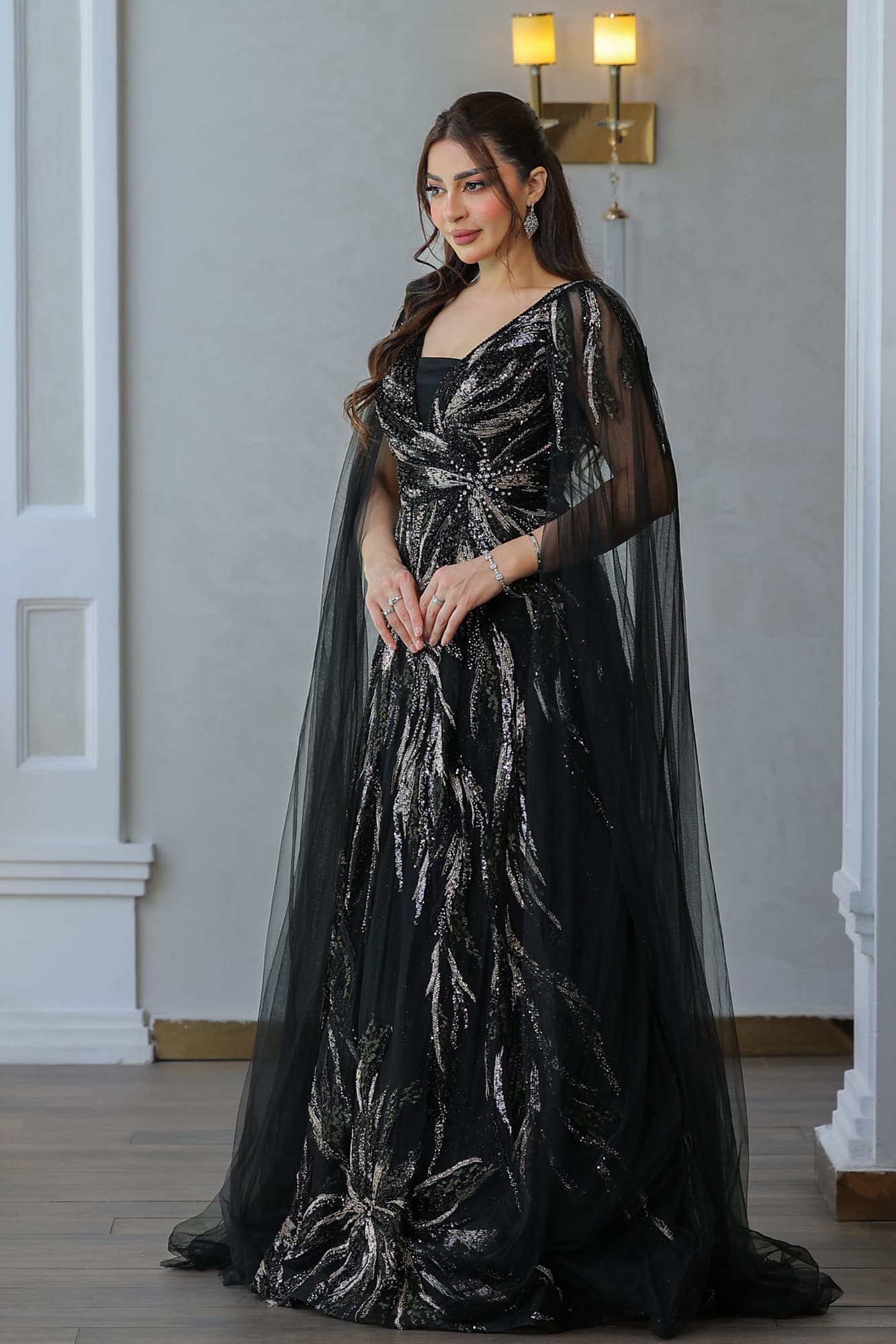 فستان سهرة مزين بالخرز باكمام كيب شفاف