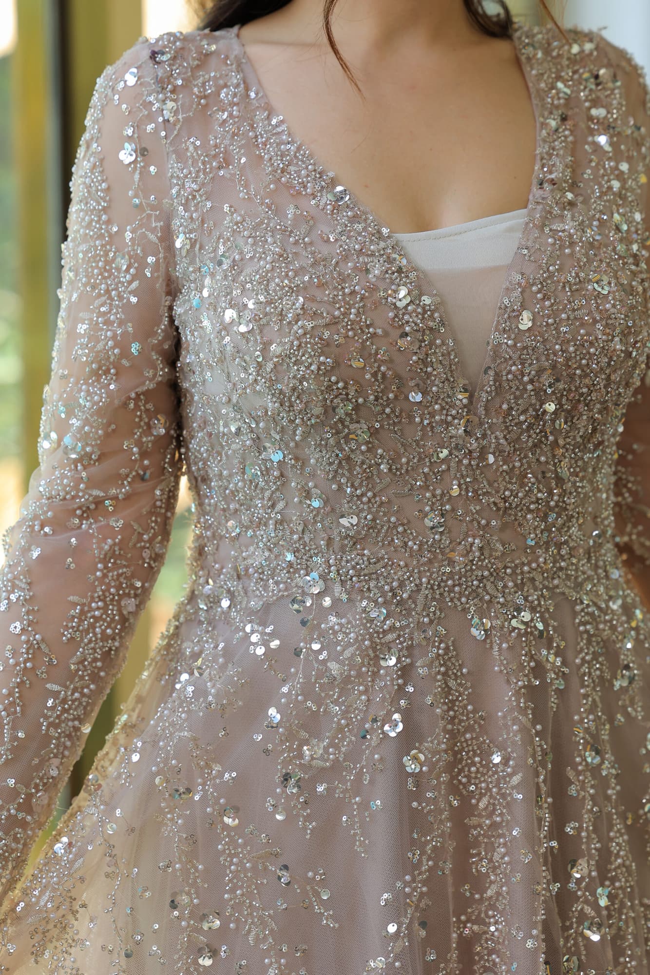 فستان سهرة مطرز بالفصوص والخرز اللامع بيج غامق