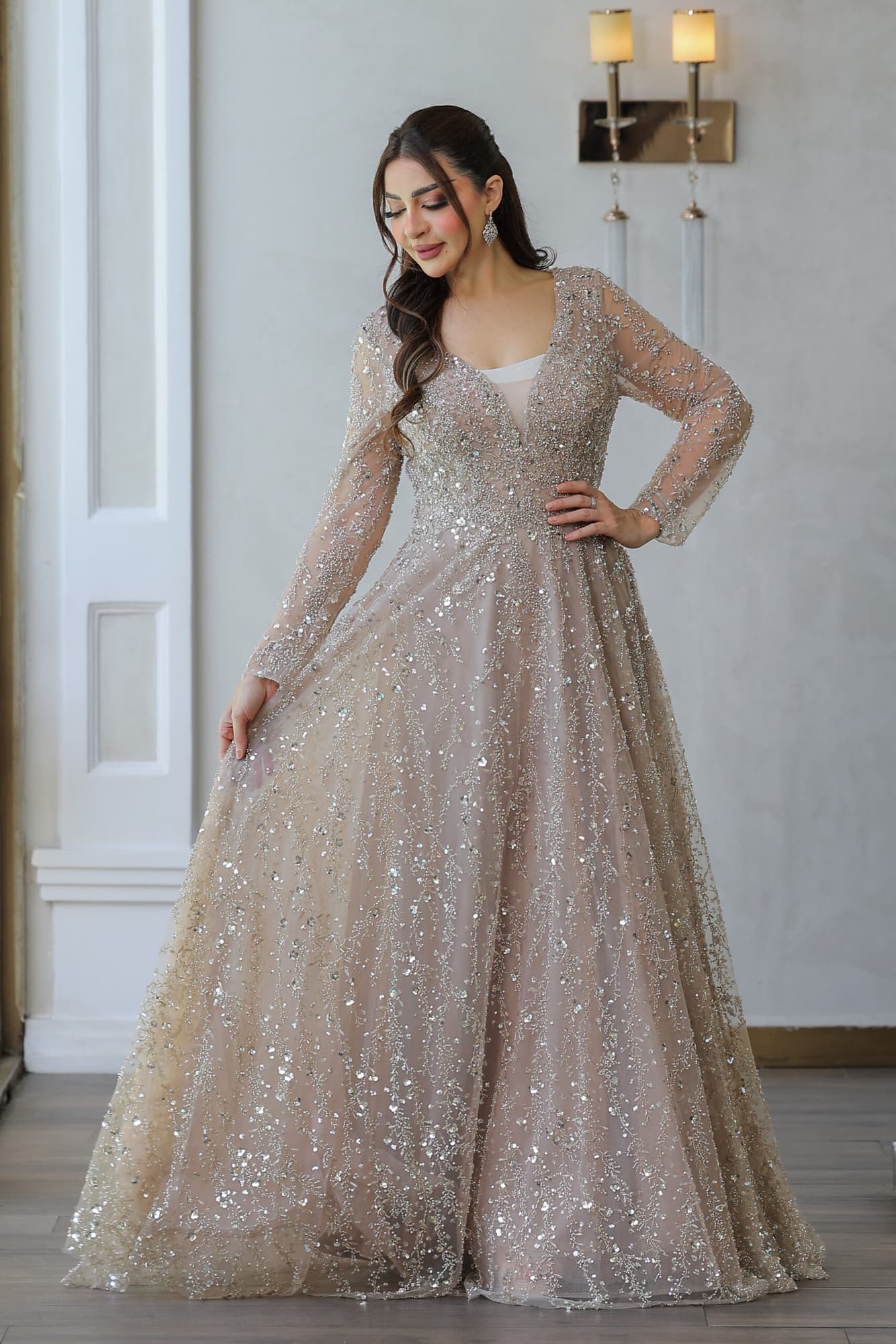 فستان سهرة مطرز بالفصوص والخرز اللامع