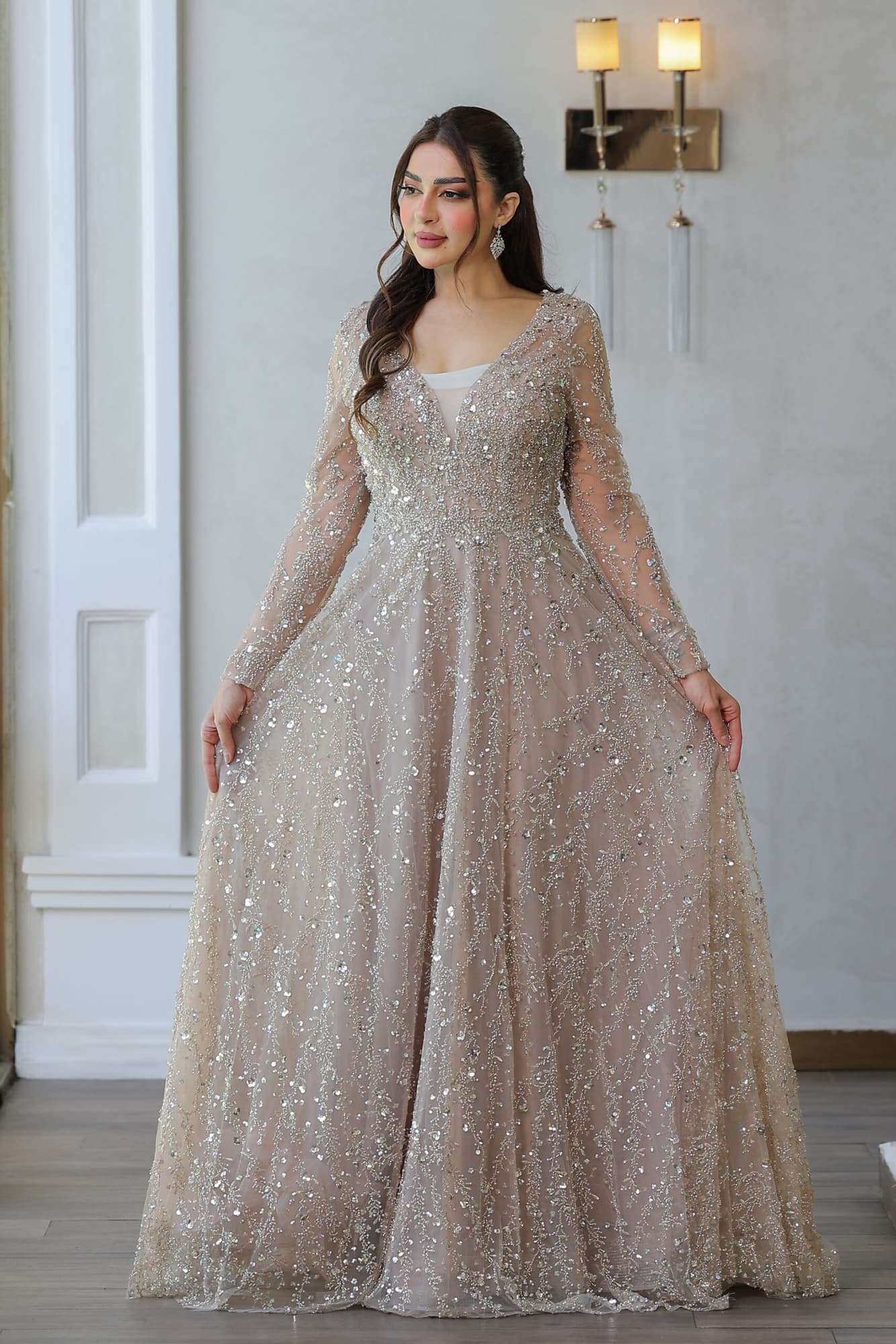 فستان سهرة مطرز بالفصوص والخرز اللامع