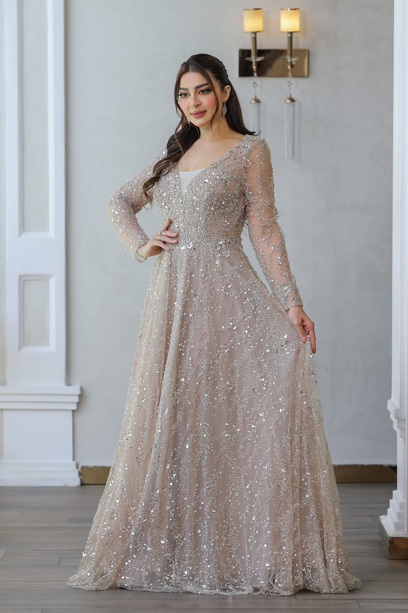 فستان سهرة مطرز بالفصوص والخرز اللامع