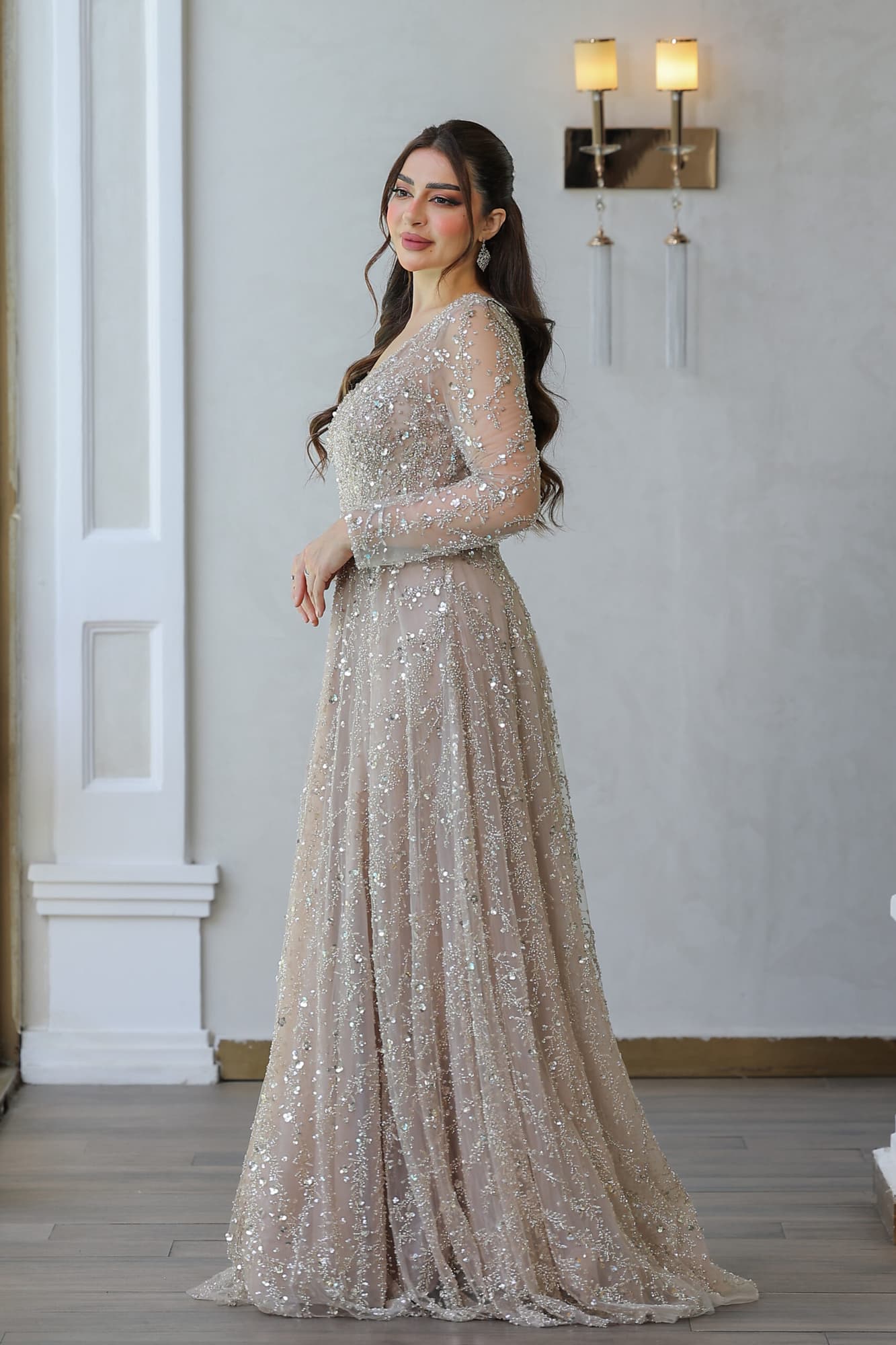 فستان سهرة مطرز بالفصوص والخرز اللامع