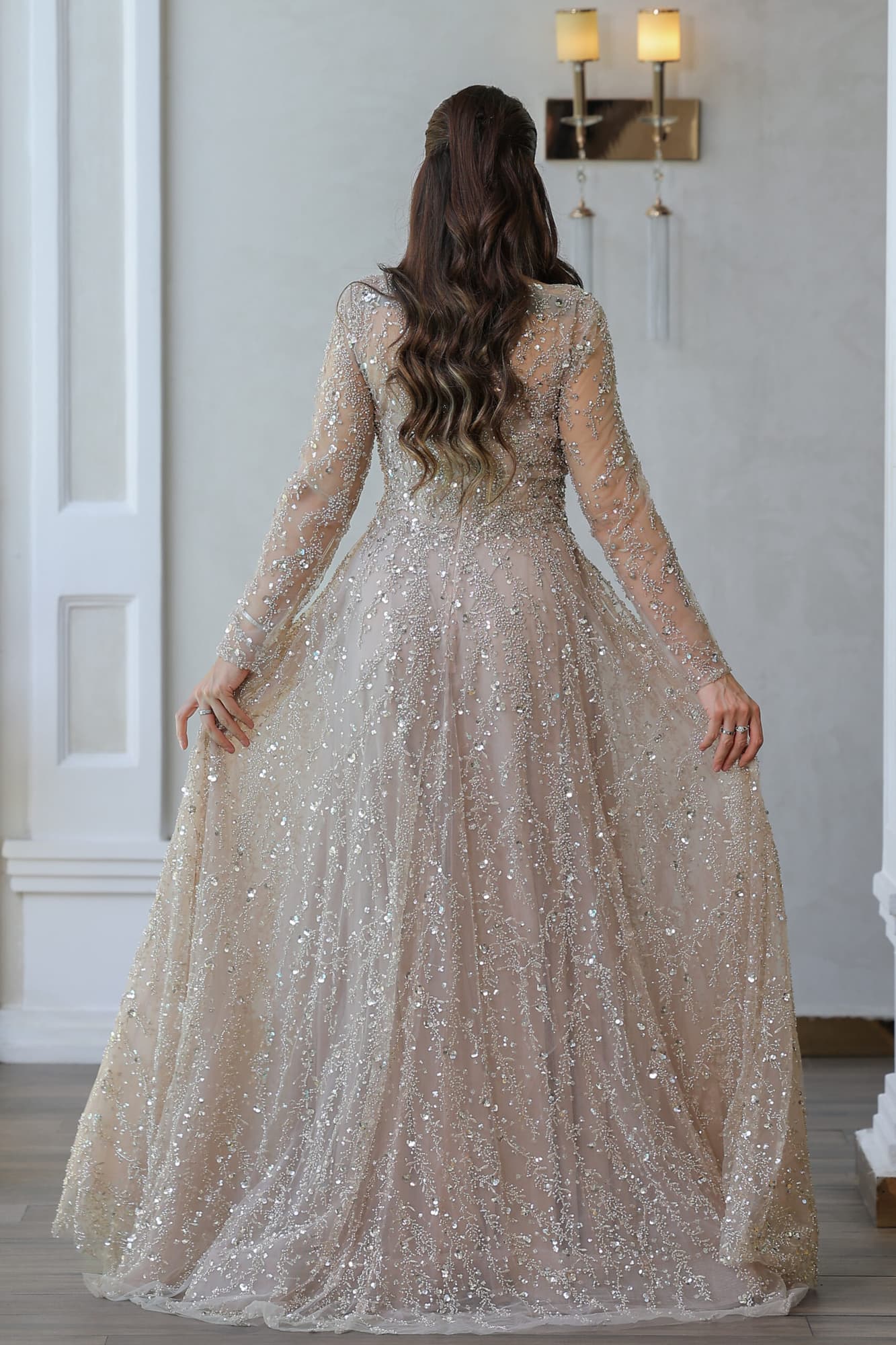 فستان سهرة مطرز بالفصوص والخرز اللامع