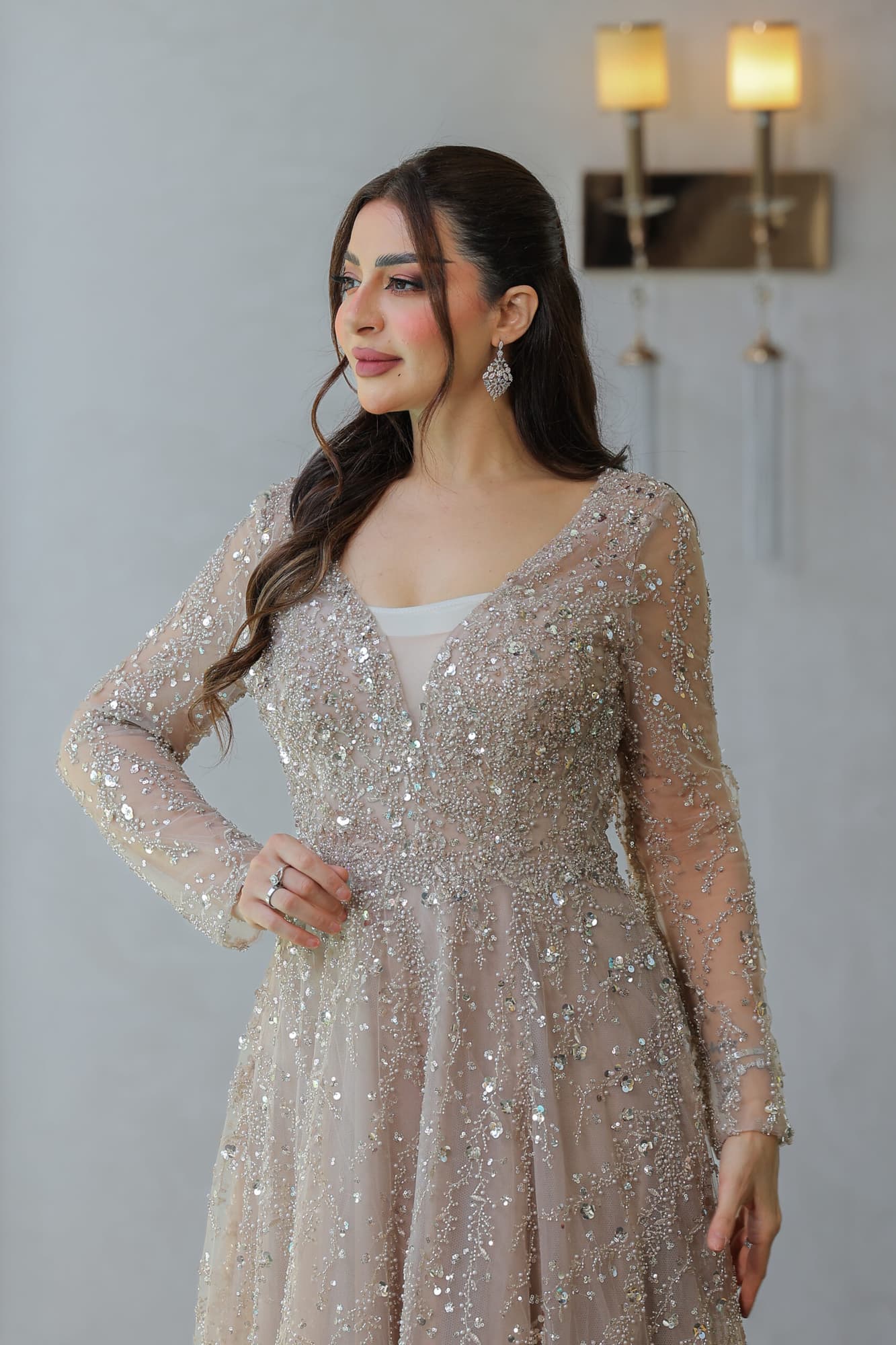 فستان سهرة مطرز بالفصوص والخرز اللامع