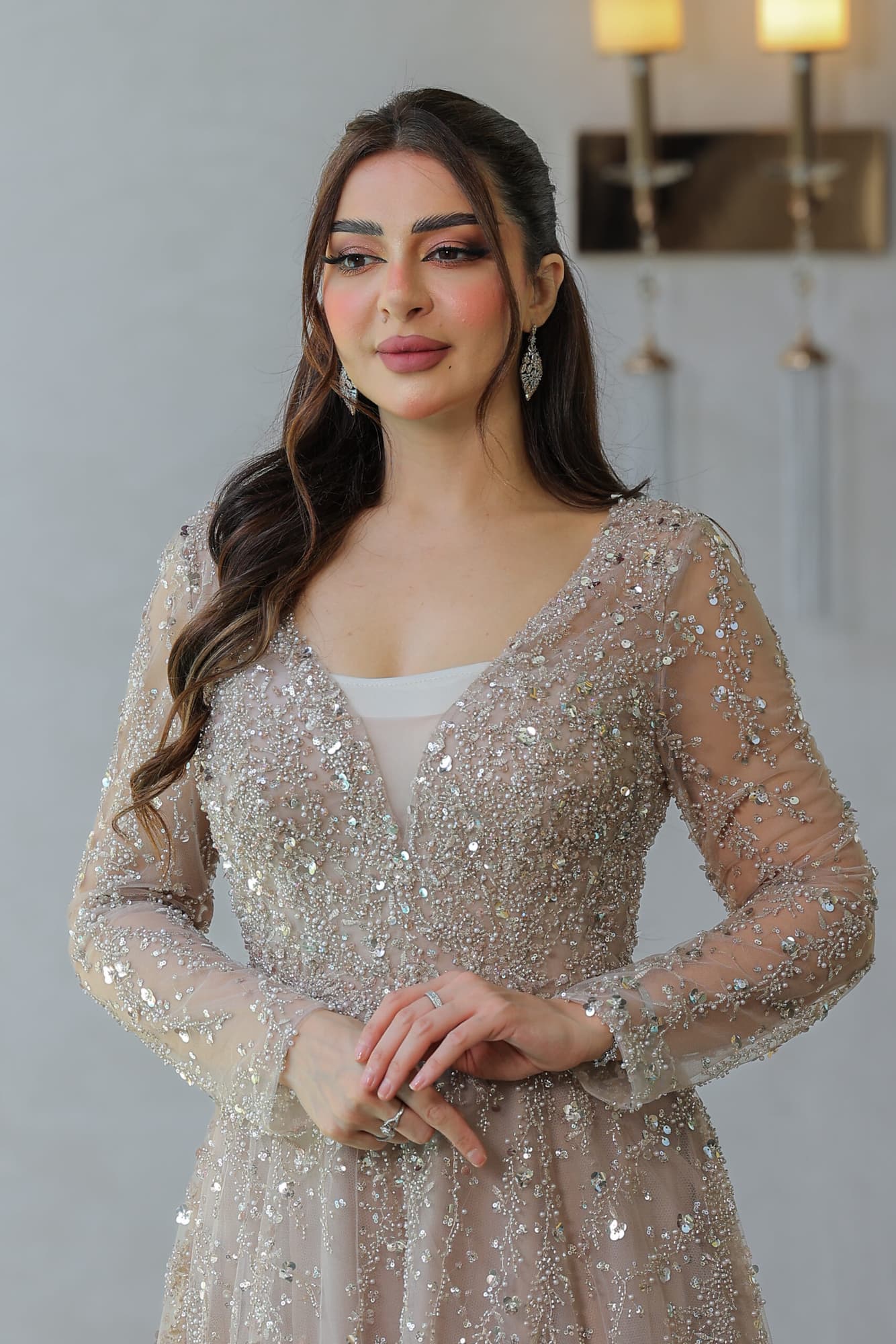 فستان سهرة مطرز بالفصوص والخرز اللامع