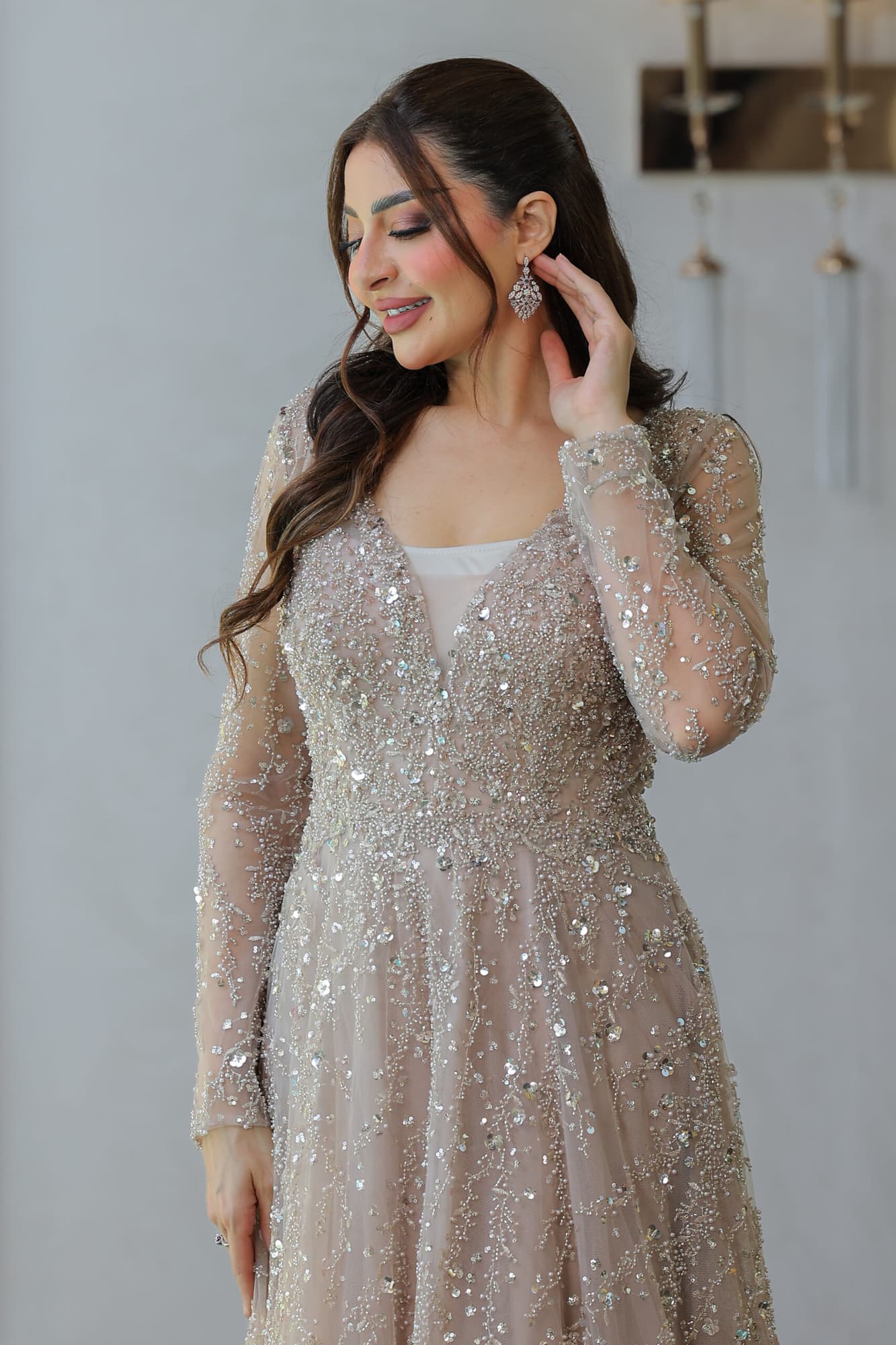 فستان سهرة مطرز بالفصوص والخرز اللامع