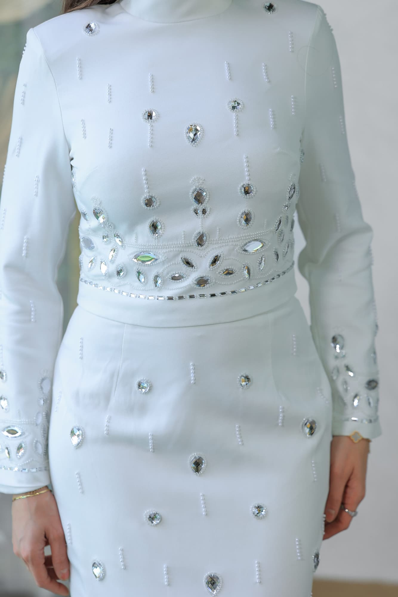 طقم تنورة وبلوزة أنيقة مع تطريزات مزخرفة وأحجار براقة ابيض