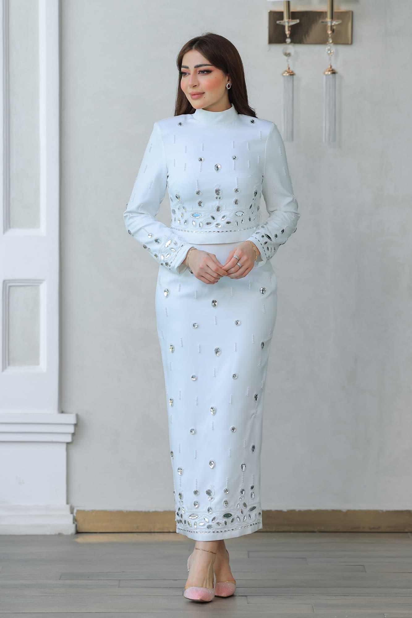 طقم تنورة وبلوزة أنيقة مع تطريزات مزخرفة وأحجار براقة