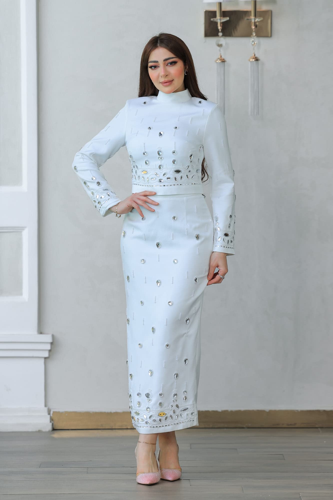 طقم تنورة وبلوزة أنيقة مع تطريزات مزخرفة وأحجار براقة