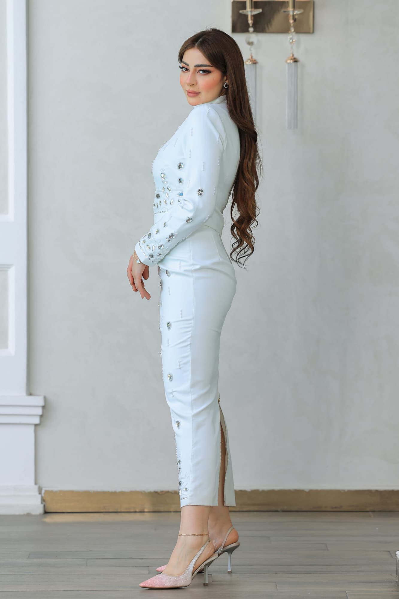 طقم تنورة وبلوزة أنيقة مع تطريزات مزخرفة وأحجار براقة