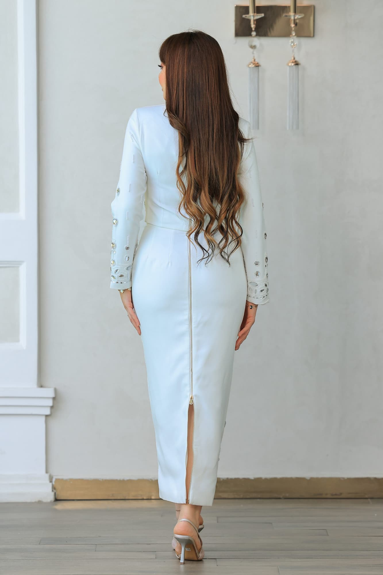 طقم تنورة وبلوزة أنيقة مع تطريزات مزخرفة وأحجار براقة