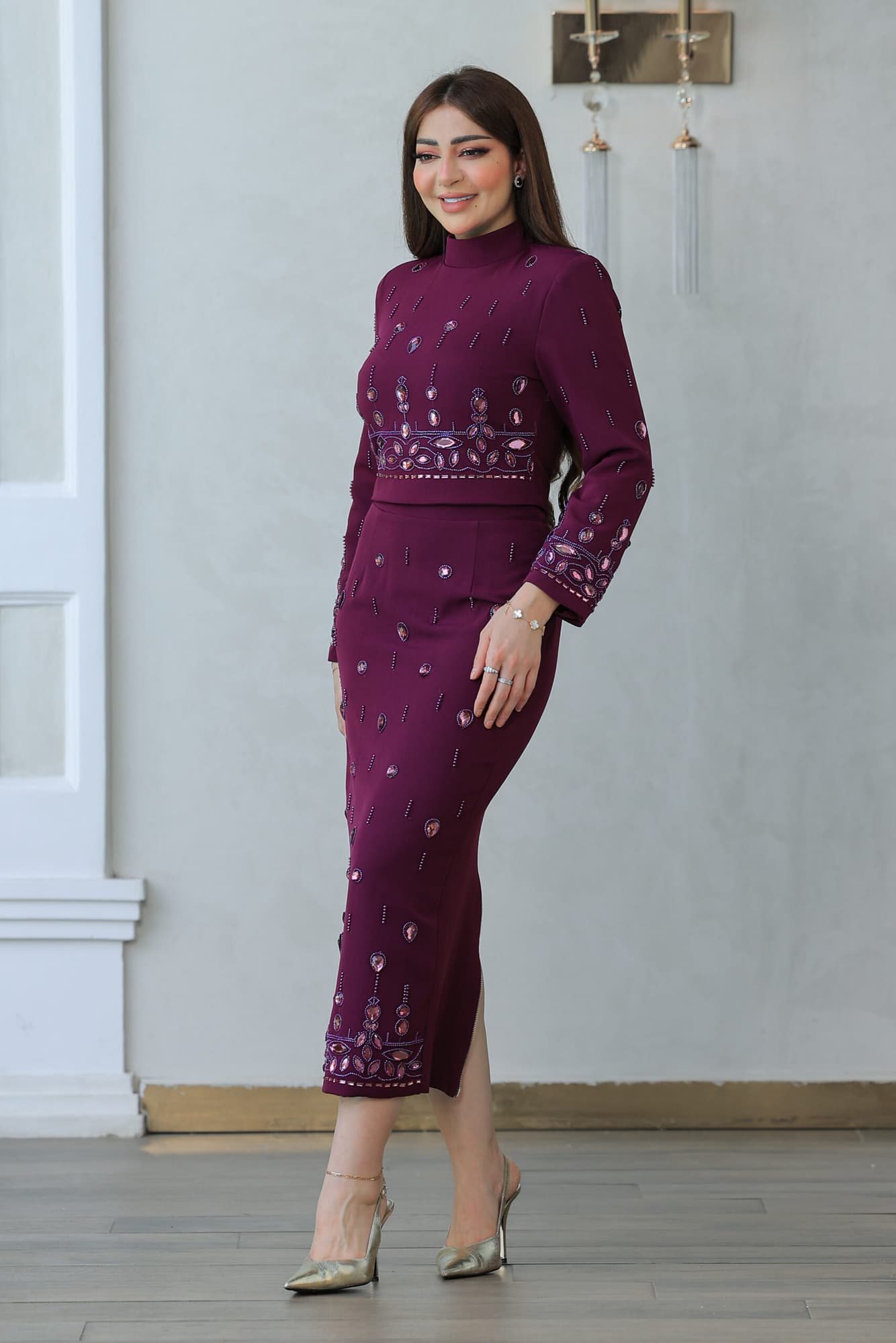 طقم تنورة وبلوزة أنيقة مع تطريزات مزخرفة وأحجار براقة