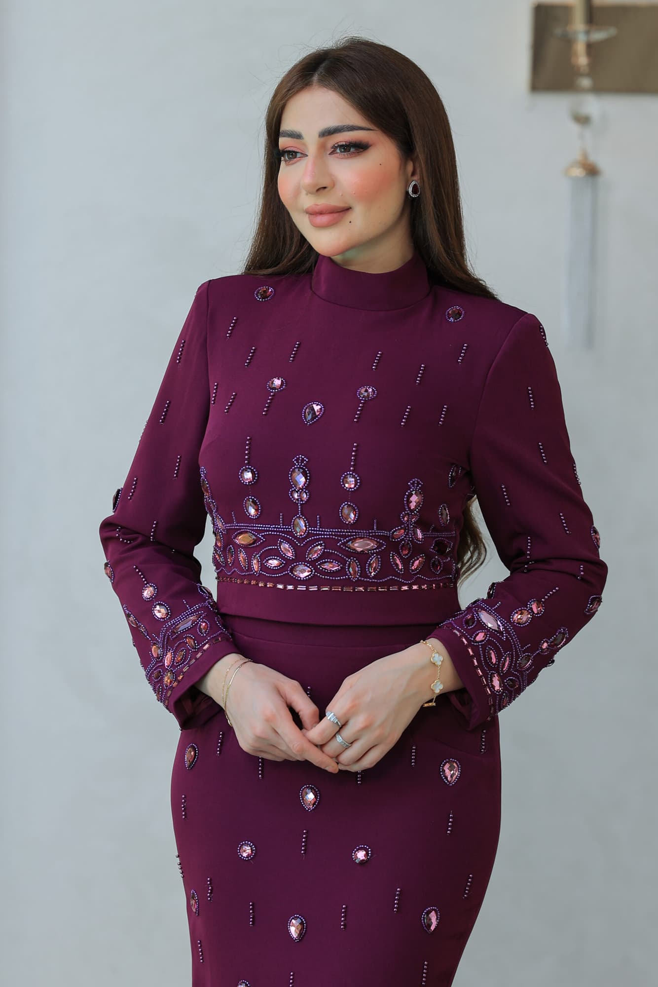 طقم تنورة وبلوزة أنيقة مع تطريزات مزخرفة وأحجار براقة