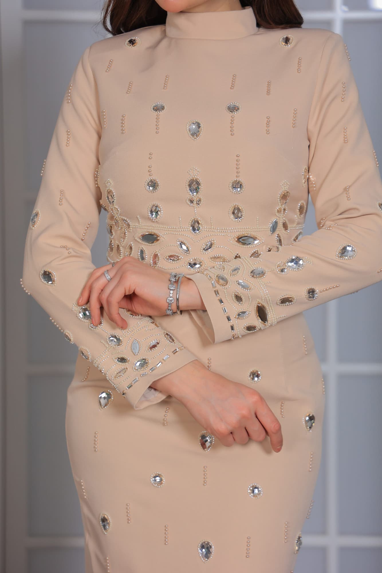 طقم تنورة وبلوزة أنيقة مع تطريزات مزخرفة وأحجار براقة بيج