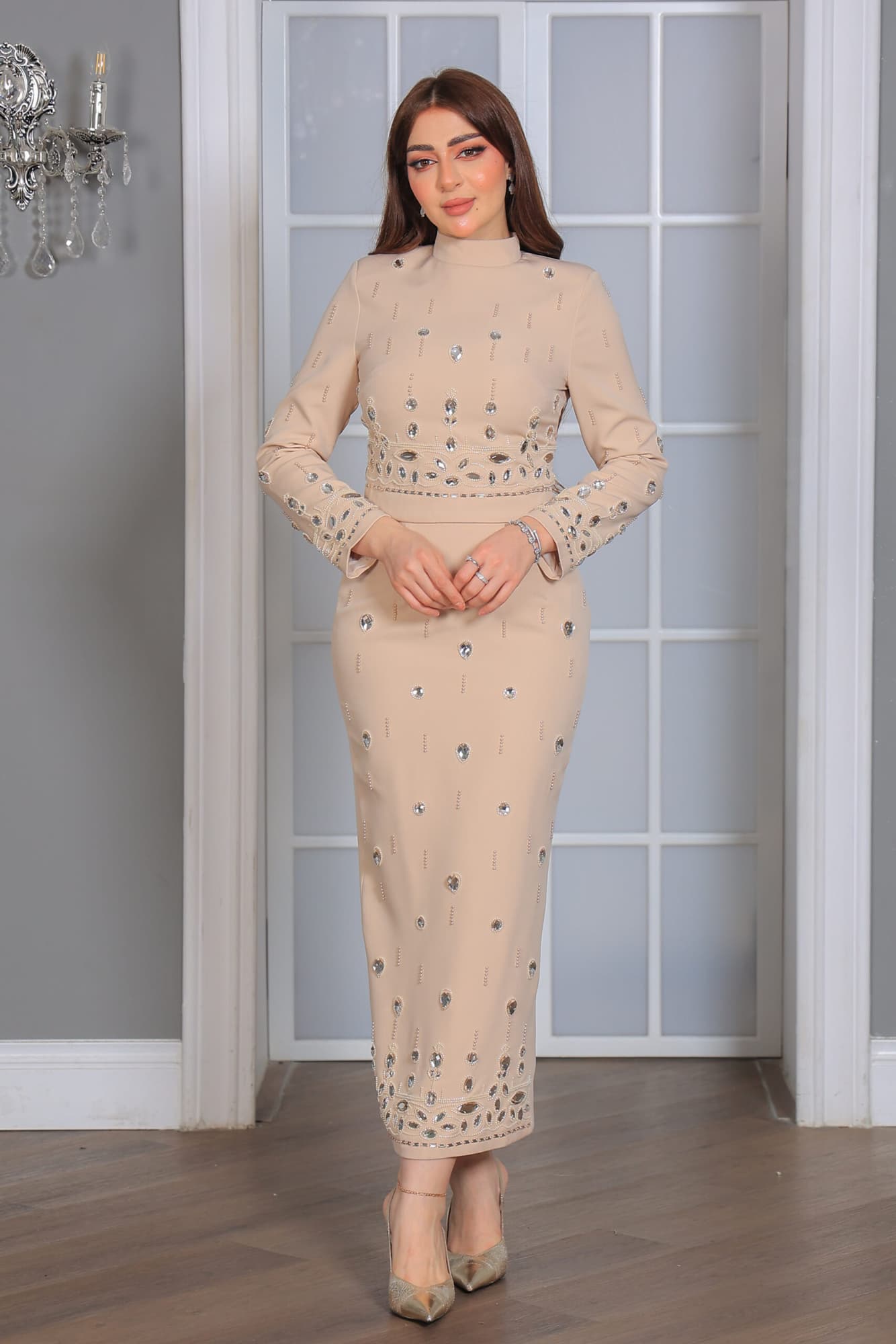 طقم تنورة وبلوزة أنيقة مع تطريزات مزخرفة وأحجار براقة