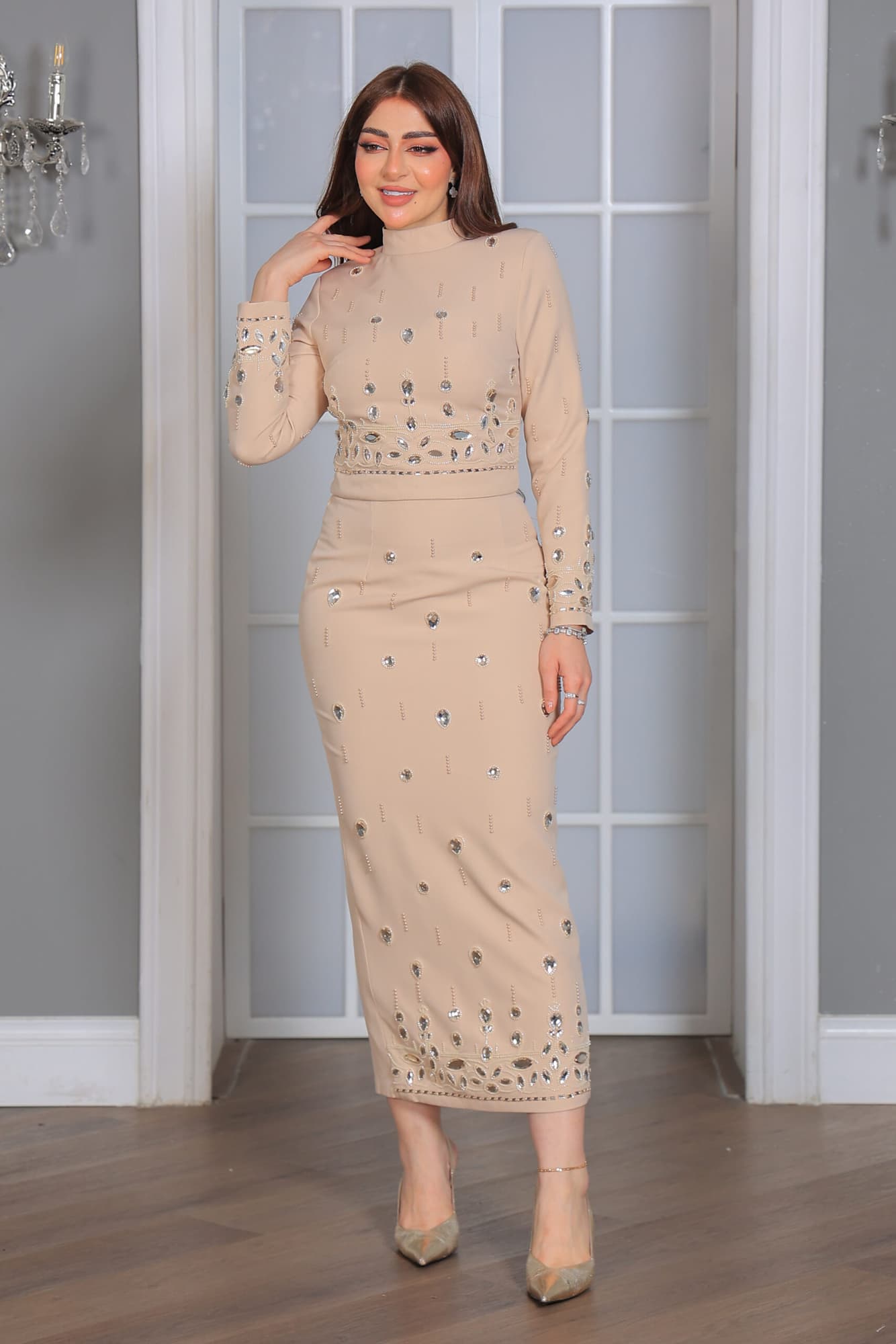 طقم تنورة وبلوزة أنيقة مع تطريزات مزخرفة وأحجار براقة