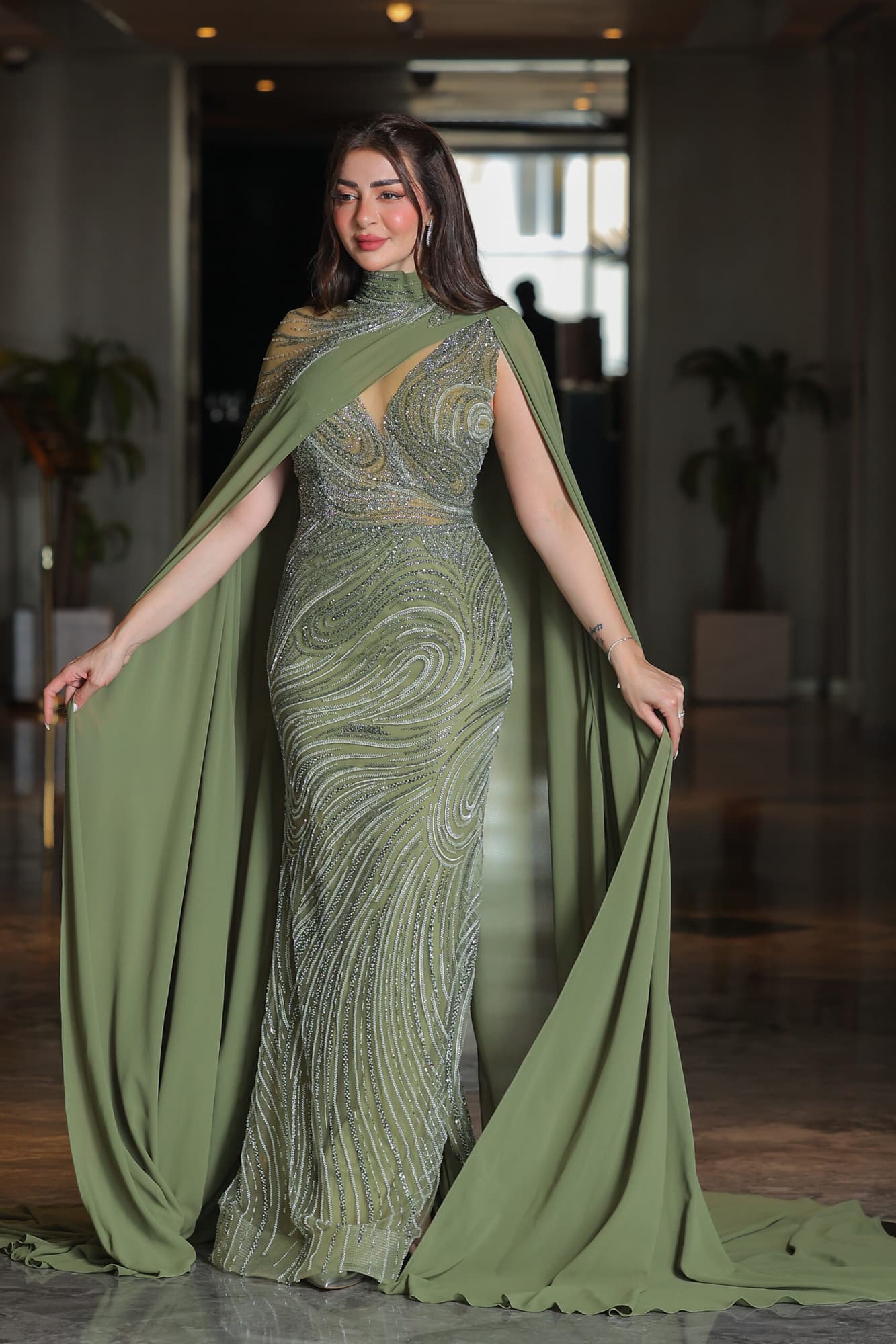 فستان سهرة ماسك مزين بالخرز بقصة عنق مميزة واكمام كيب