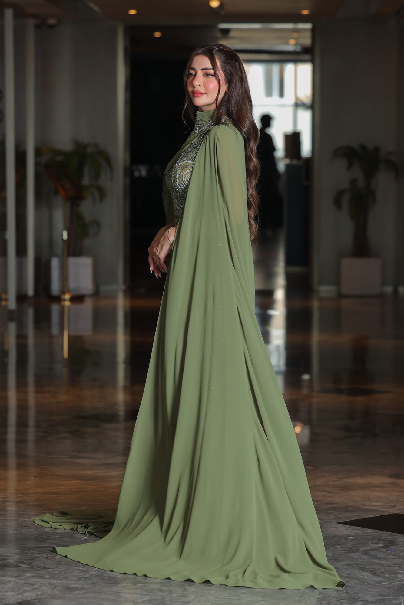 فستان سهرة ماسك مزين بالخرز بقصة عنق مميزة واكمام كيب