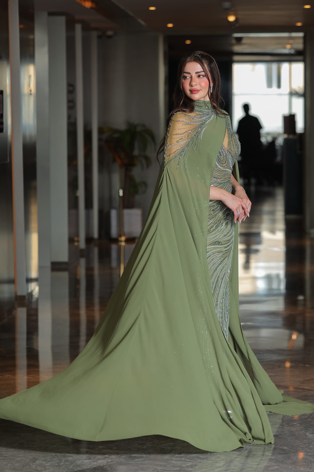 فستان سهرة ماسك مزين بالخرز بقصة عنق مميزة واكمام كيب