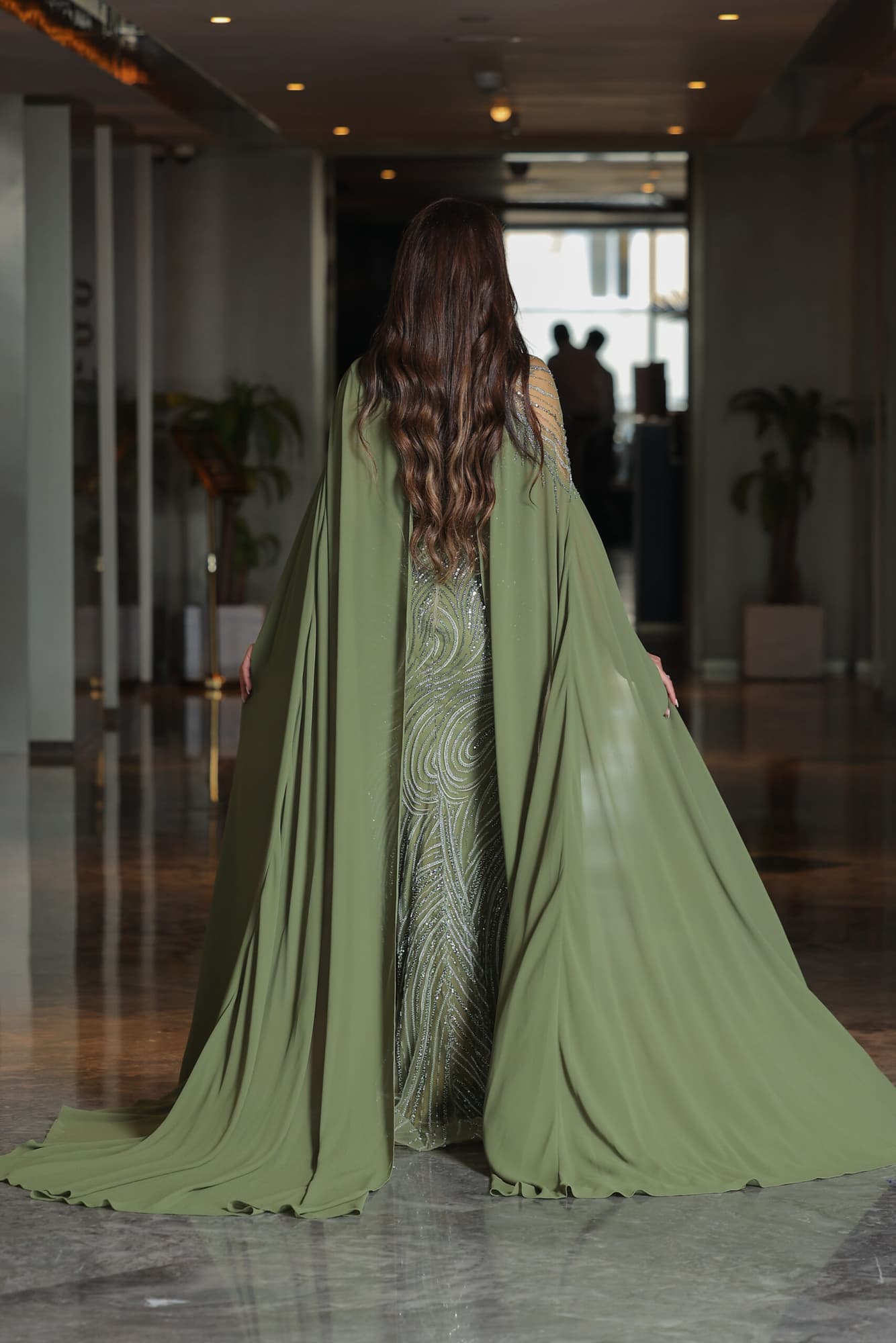 فستان سهرة ماسك مزين بالخرز بقصة عنق مميزة واكمام كيب