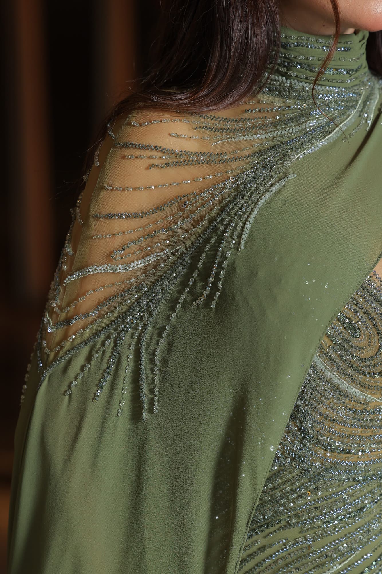 فستان سهرة ماسك مزين بالخرز بقصة عنق مميزة واكمام كيب