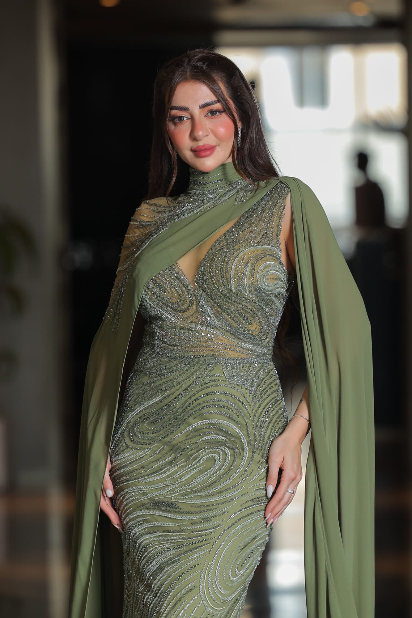 فستان سهرة ماسك مزين بالخرز بقصة عنق مميزة واكمام كيب