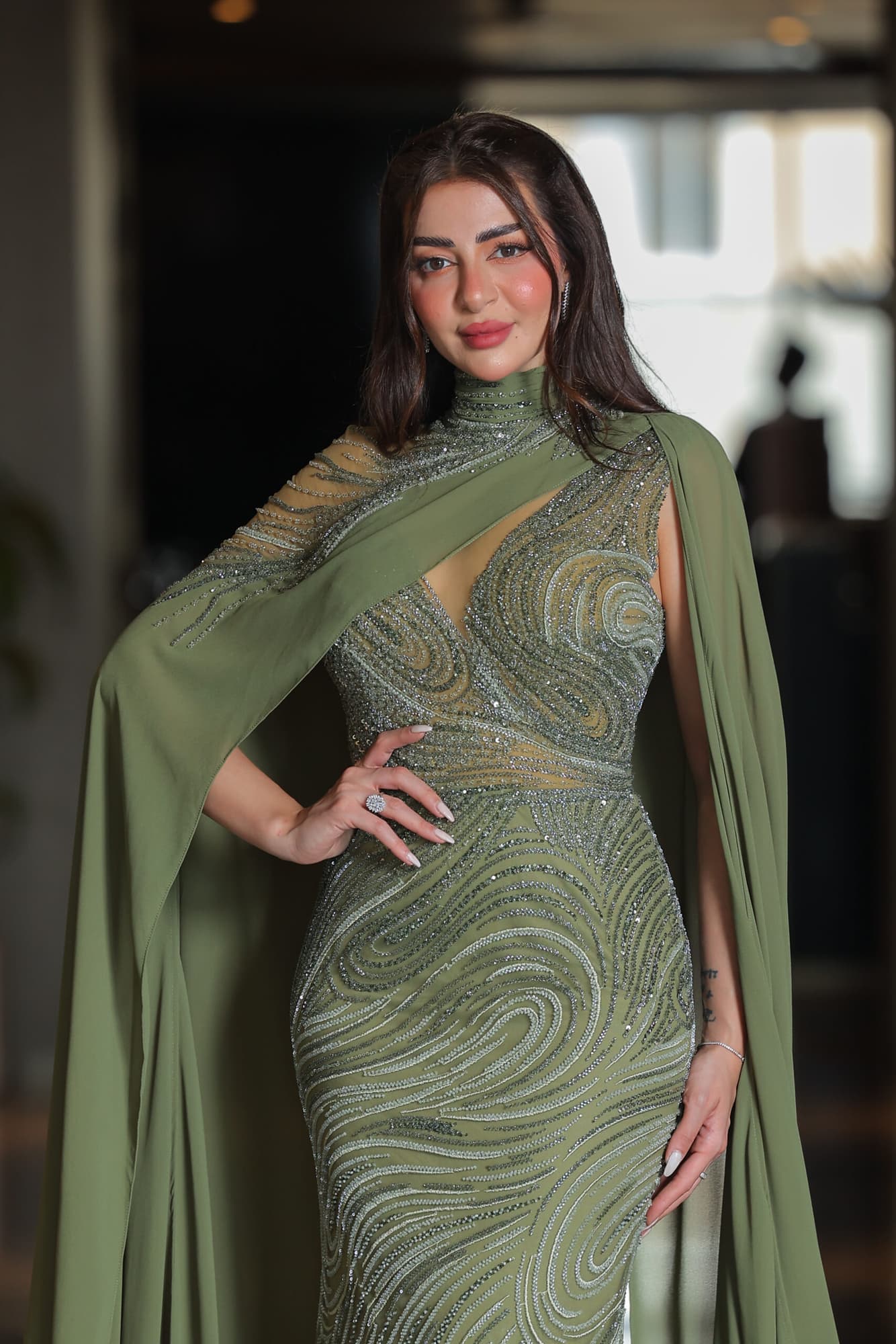 فستان سهرة ماسك مزين بالخرز بقصة عنق مميزة واكمام كيب