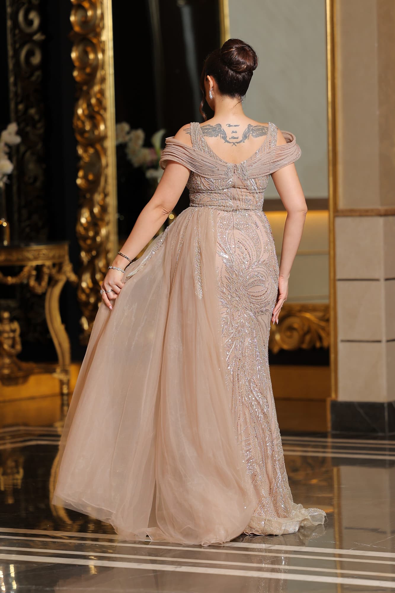 فستان سهرة ماسك بفتحة ساق مطرز بخرز وقصة اكمام أنيقة