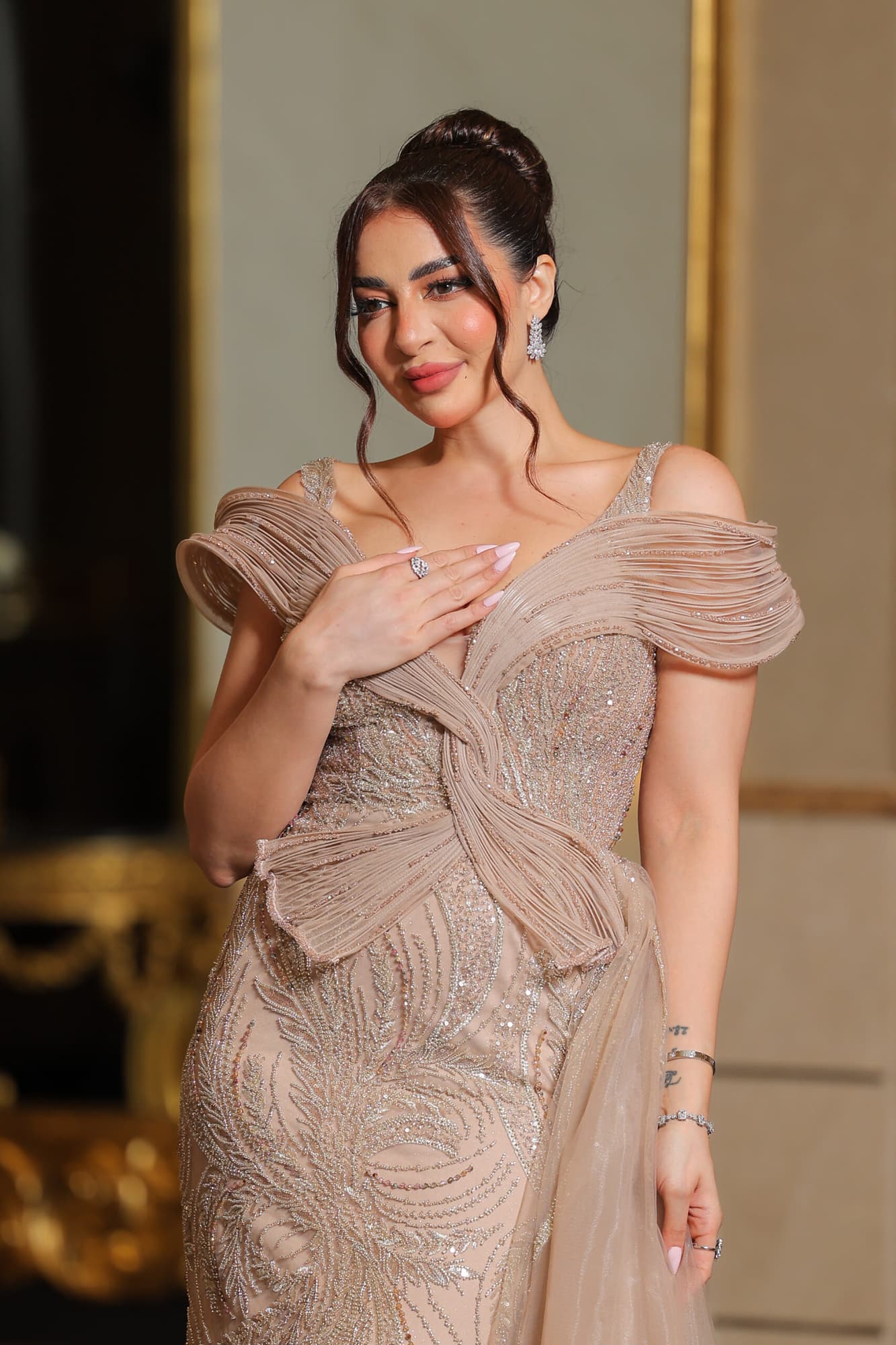 فستان سهرة ماسك بفتحة ساق مطرز بخرز وقصة اكمام أنيقة