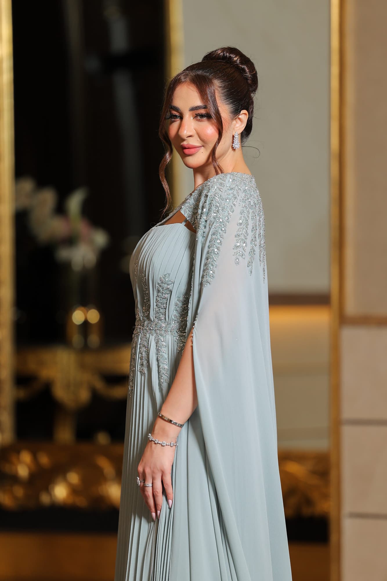 طقم سهرة فستان كسرات ووشاح خارجي