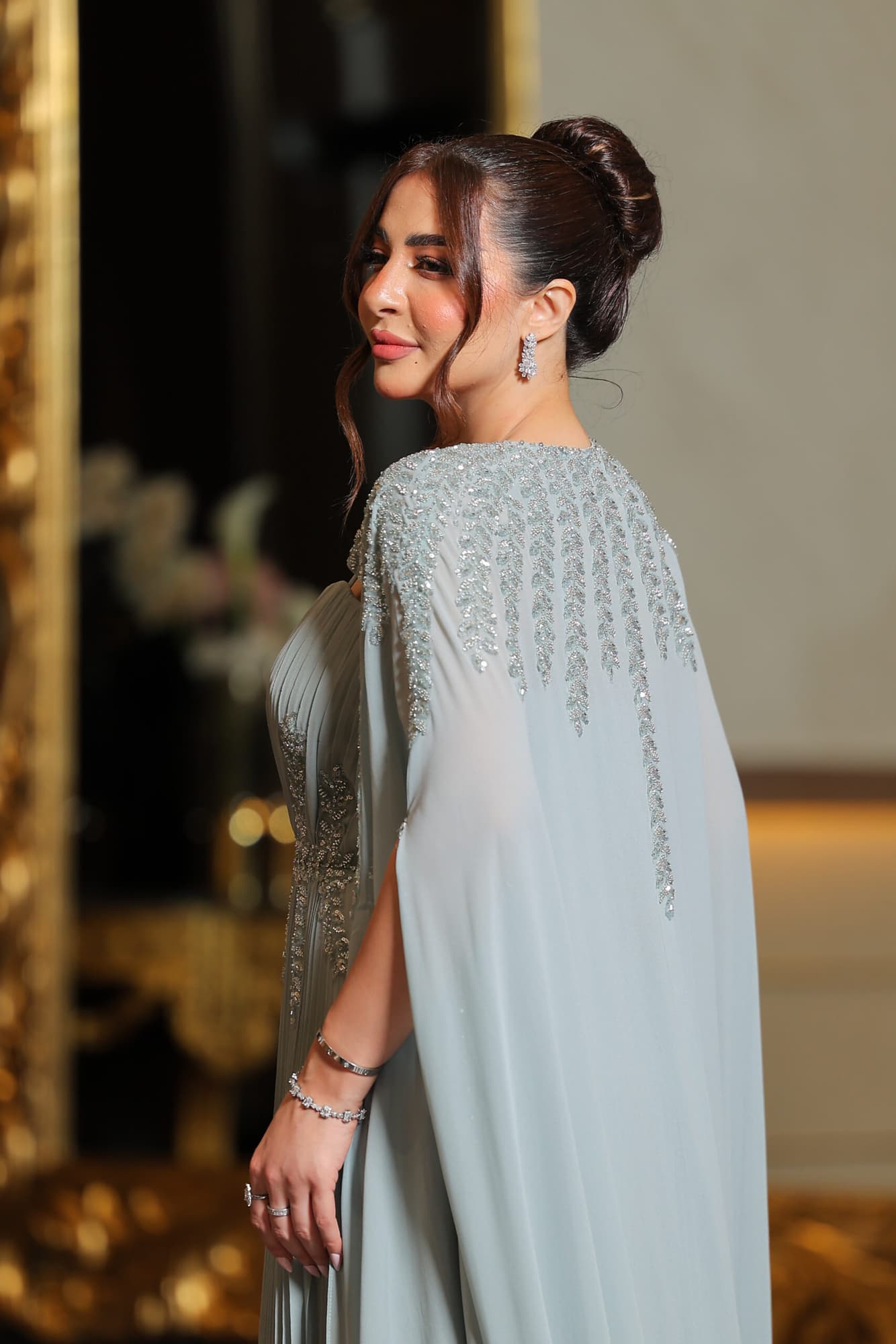 طقم سهرة فستان كسرات ووشاح خارجي