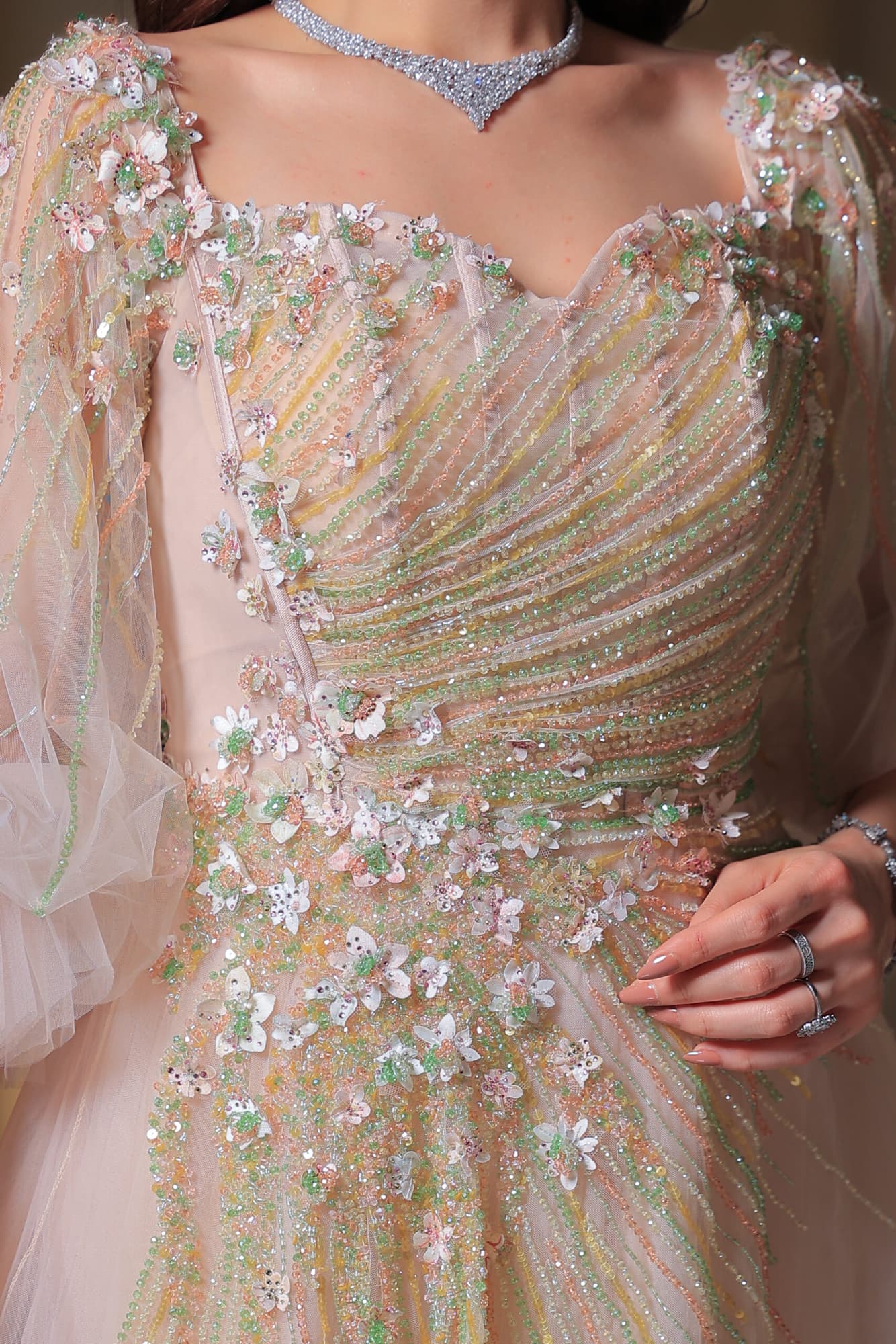 فستان سهرة يجمع بين الرقة والفخامة بلونه الهادئ وتطريزاته المتلألئة بيج فاتح