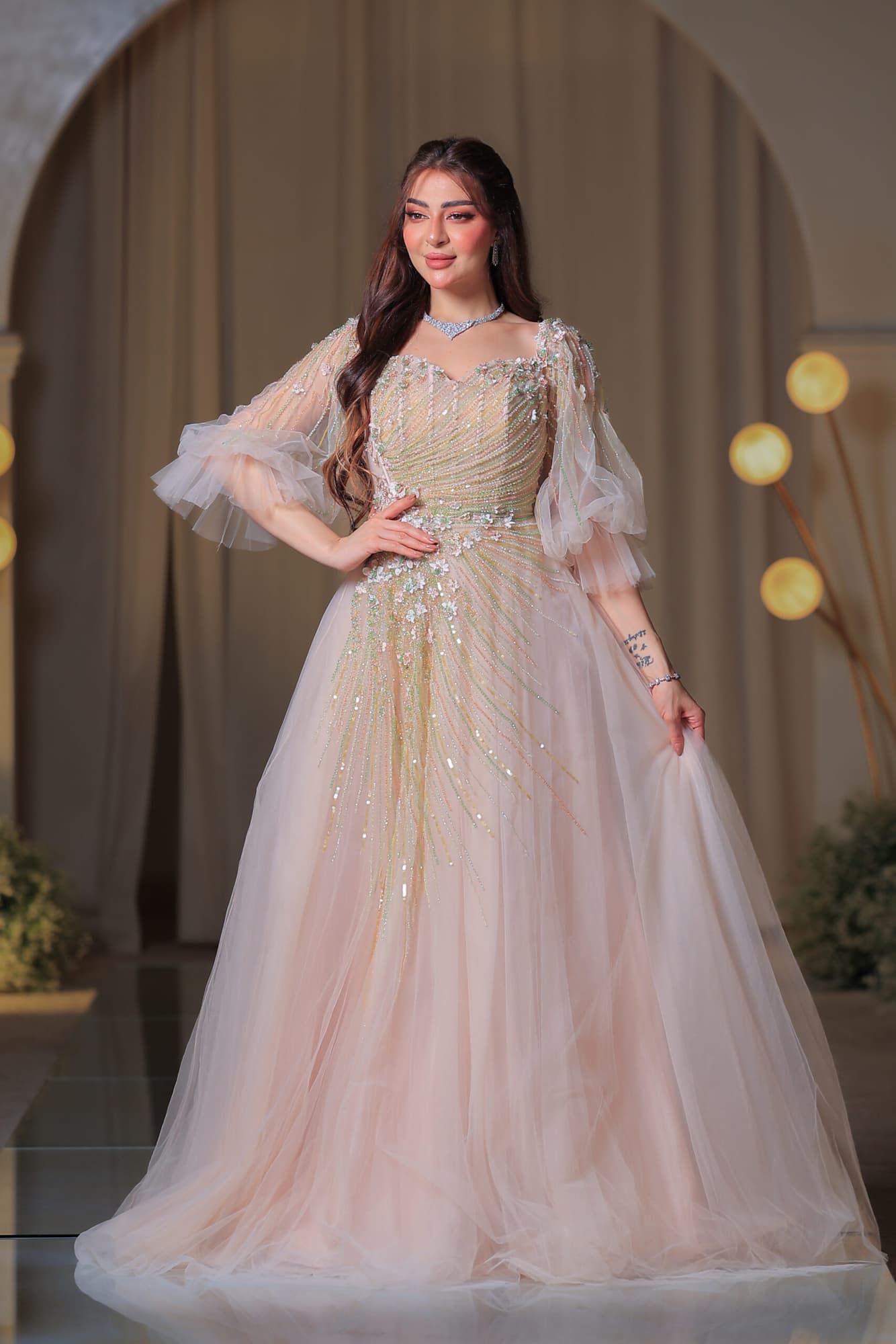 فستان سهرة يجمع بين الرقة والفخامة بلونه الهادئ وتطريزاته المتلألئة