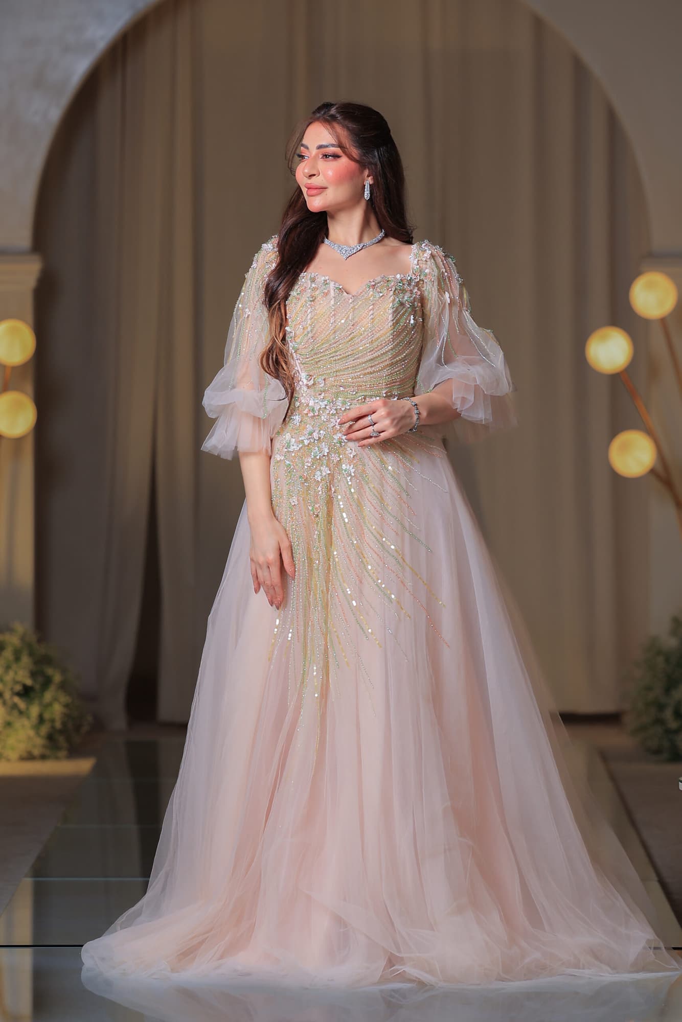فستان سهرة يجمع بين الرقة والفخامة بلونه الهادئ وتطريزاته المتلألئة