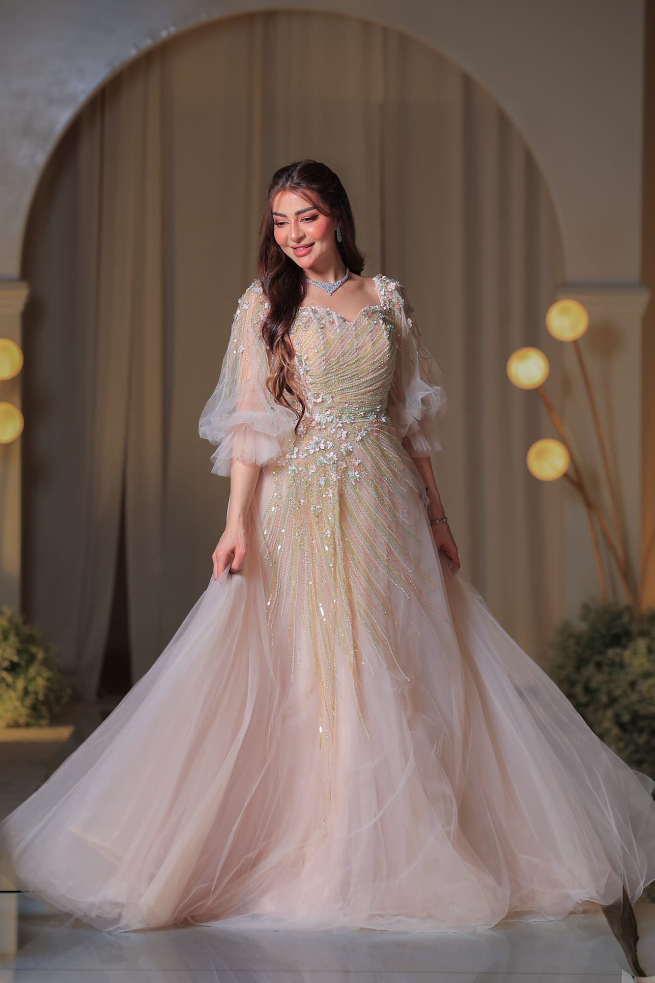 فستان سهرة يجمع بين الرقة والفخامة بلونه الهادئ وتطريزاته المتلألئة