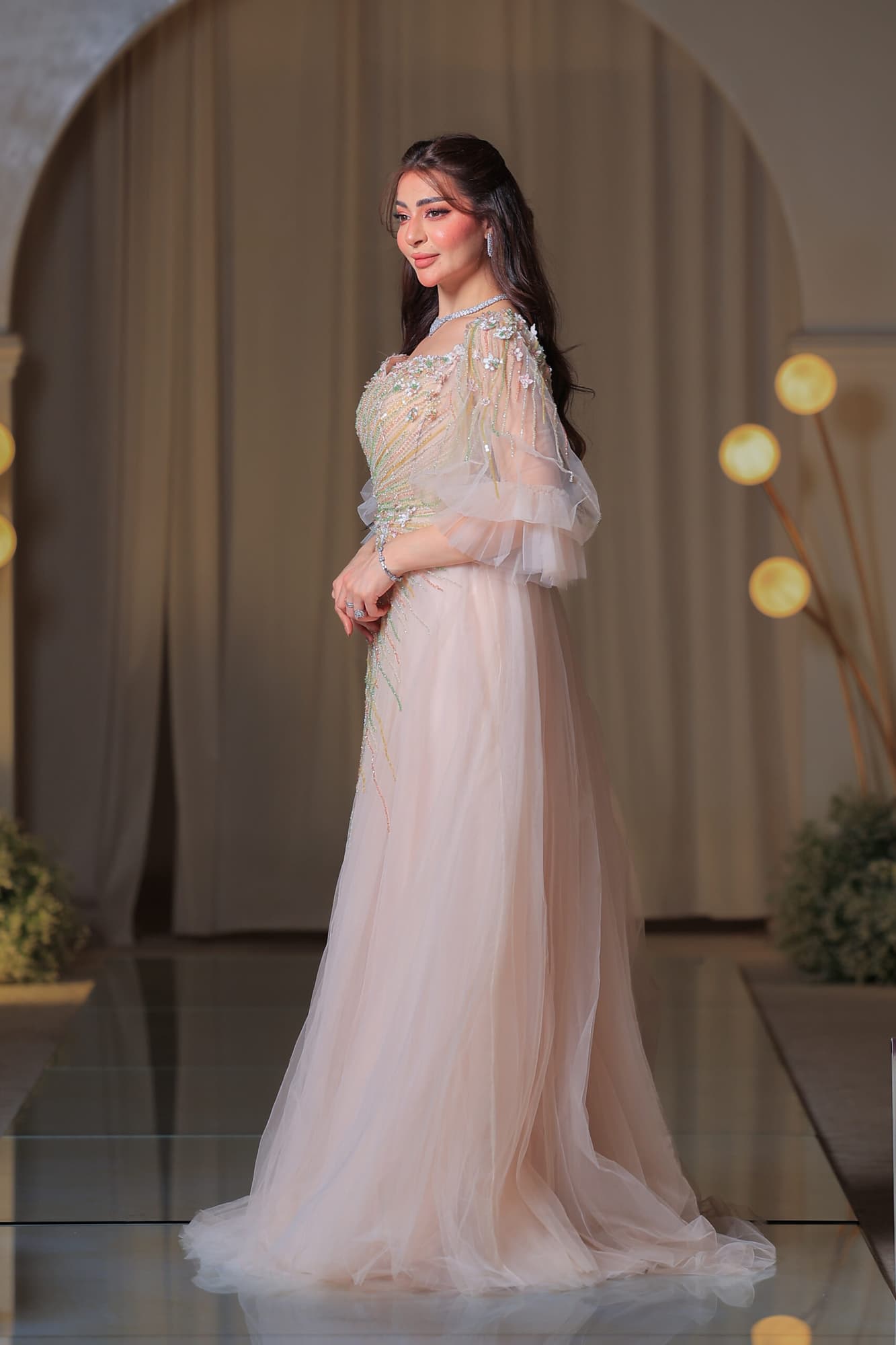 فستان سهرة يجمع بين الرقة والفخامة بلونه الهادئ وتطريزاته المتلألئة