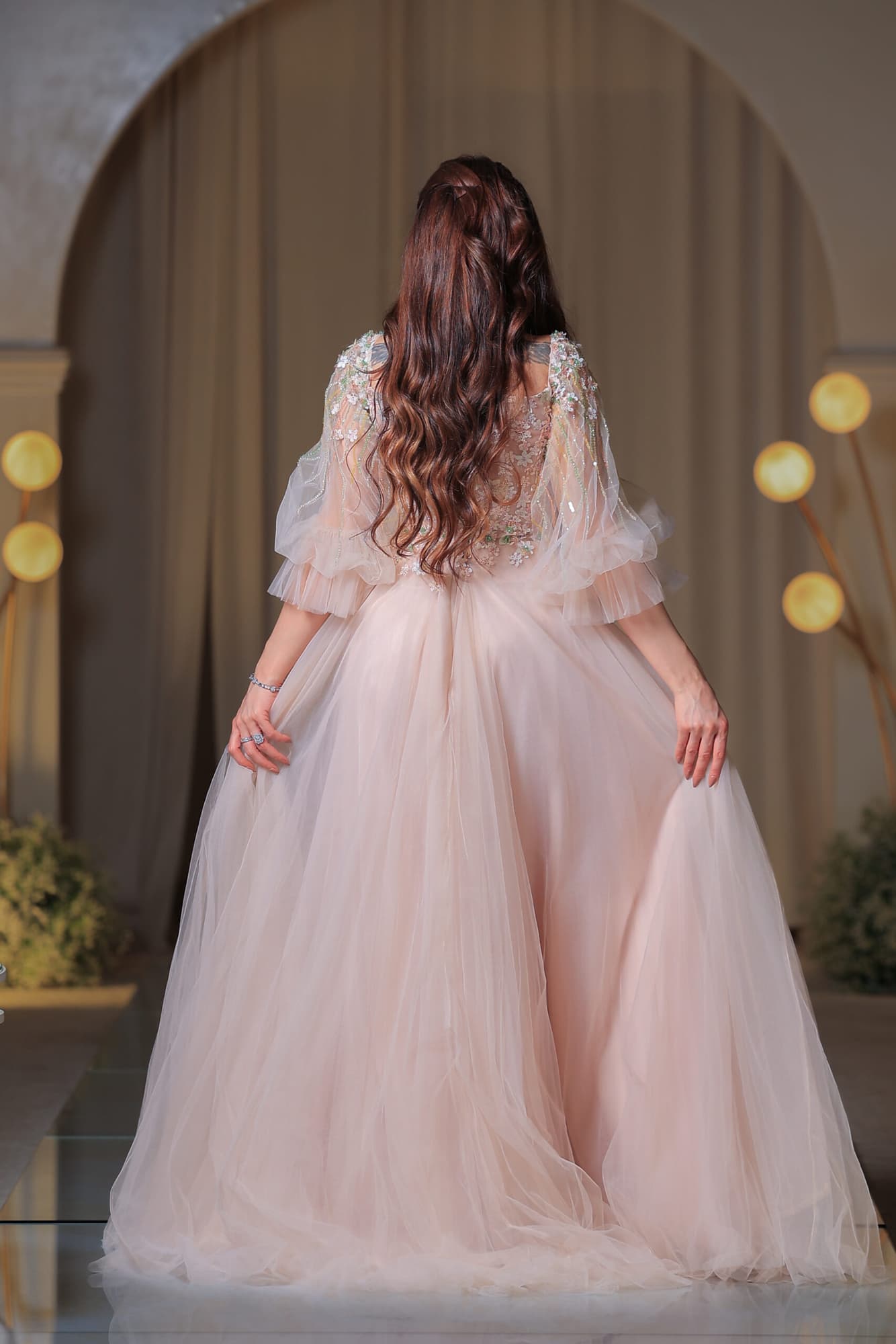 فستان سهرة يجمع بين الرقة والفخامة بلونه الهادئ وتطريزاته المتلألئة