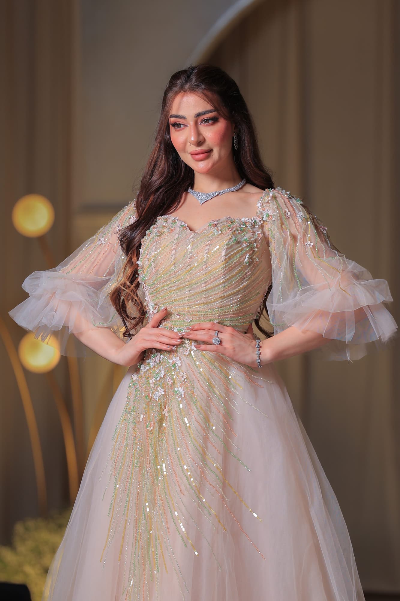 فستان سهرة يجمع بين الرقة والفخامة بلونه الهادئ وتطريزاته المتلألئة