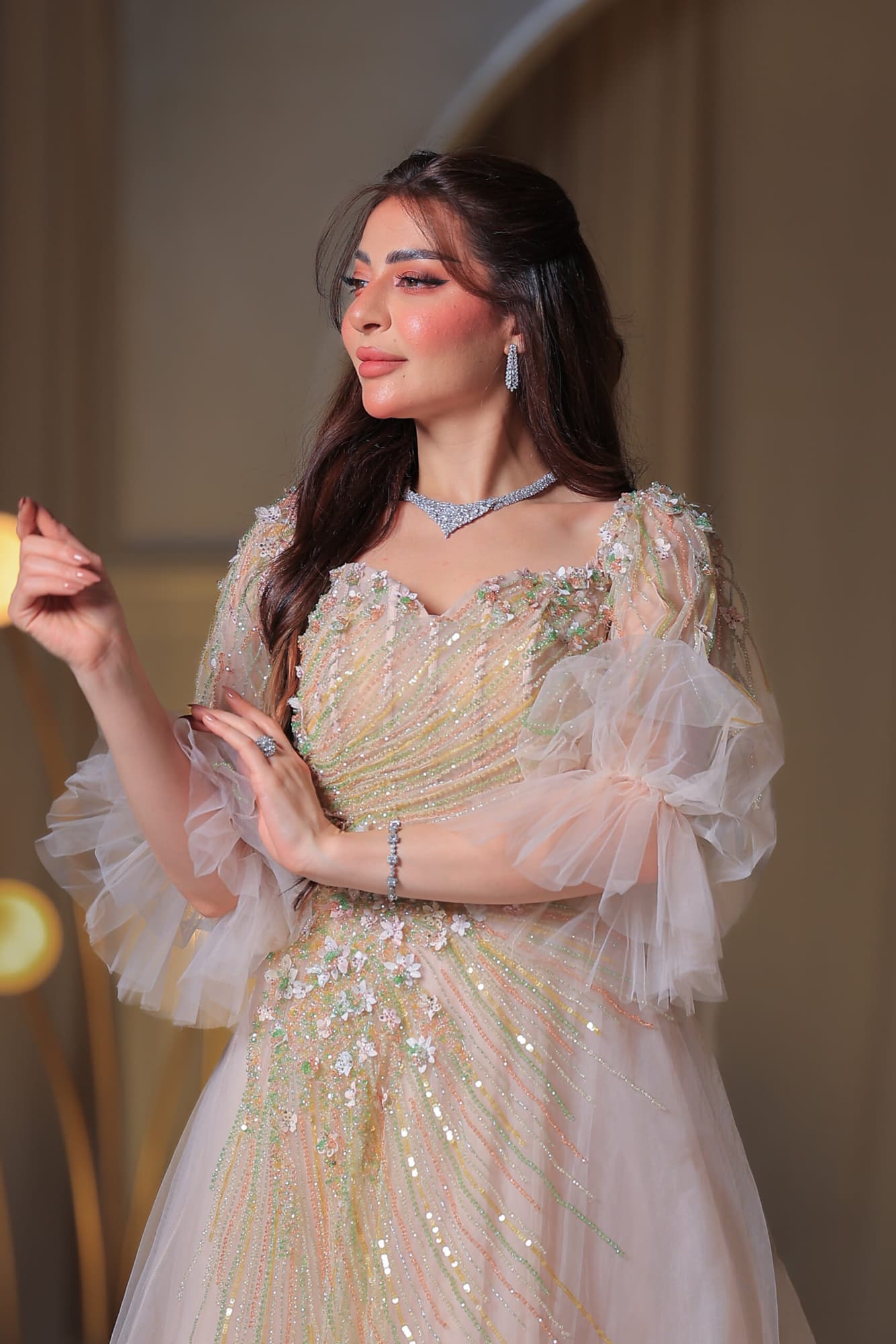 فستان سهرة يجمع بين الرقة والفخامة بلونه الهادئ وتطريزاته المتلألئة