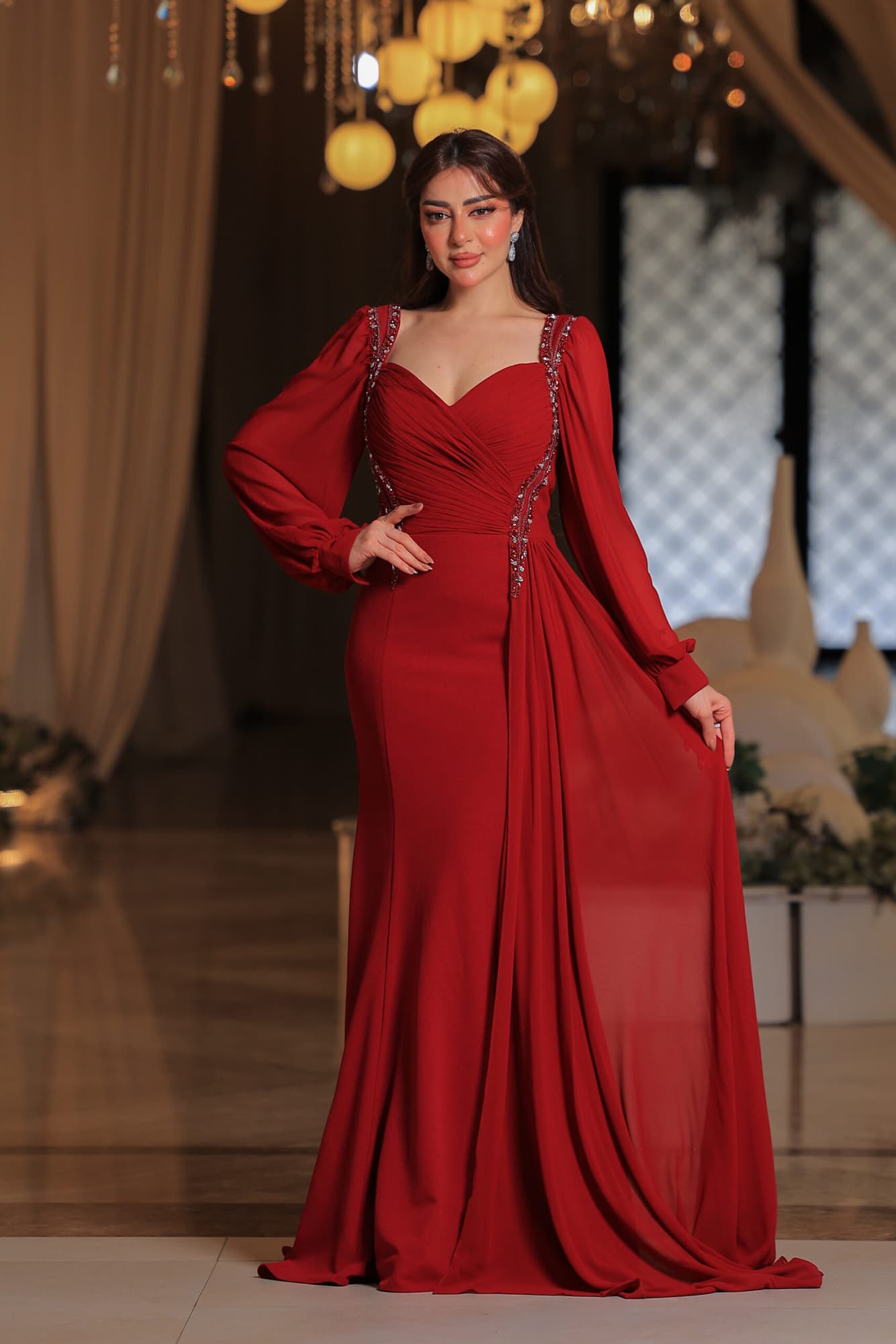 فستان سهره فاخر بلون أحمر يخطف الأنظار بتصميم أنثوي أنيق
