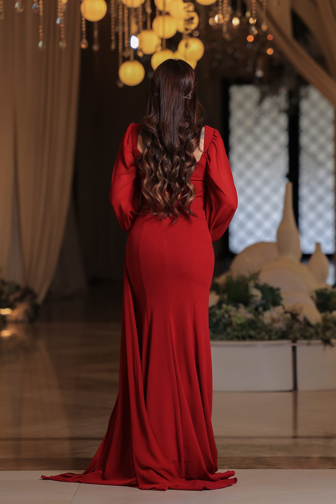 فستان سهره فاخر بلون أحمر يخطف الأنظار بتصميم أنثوي أنيق