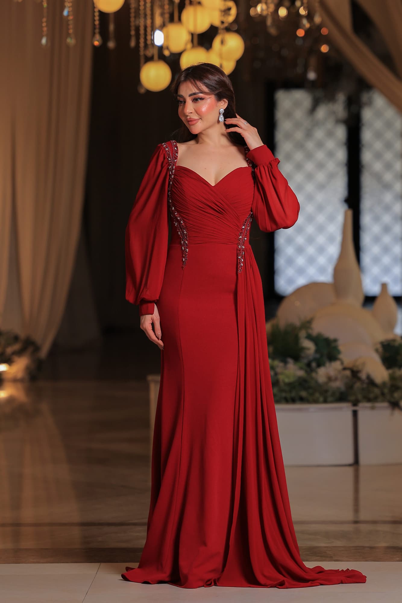 فستان سهره فاخر بلون أحمر يخطف الأنظار بتصميم أنثوي أنيق