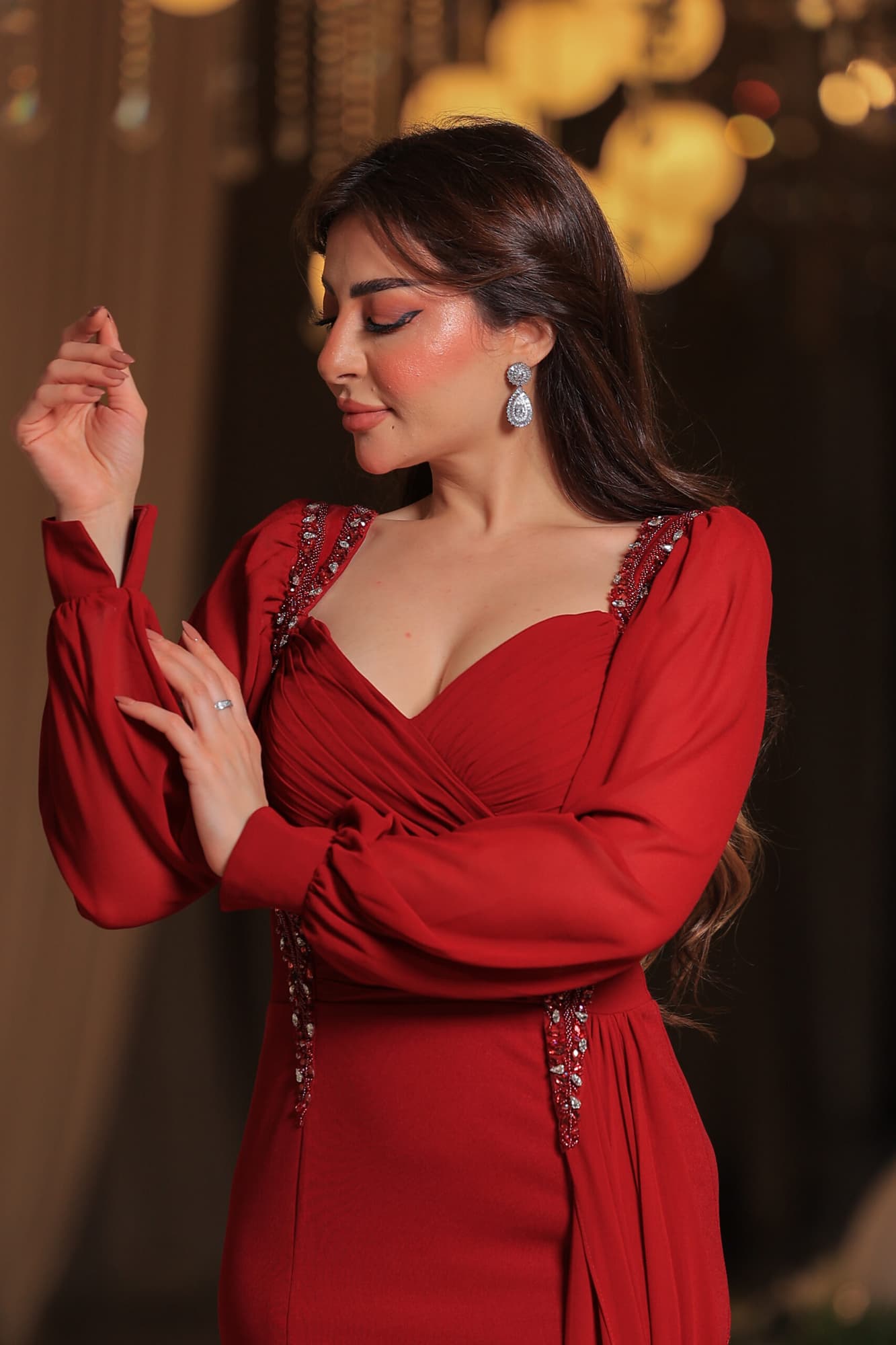 فستان سهره فاخر بلون أحمر يخطف الأنظار بتصميم أنثوي أنيق