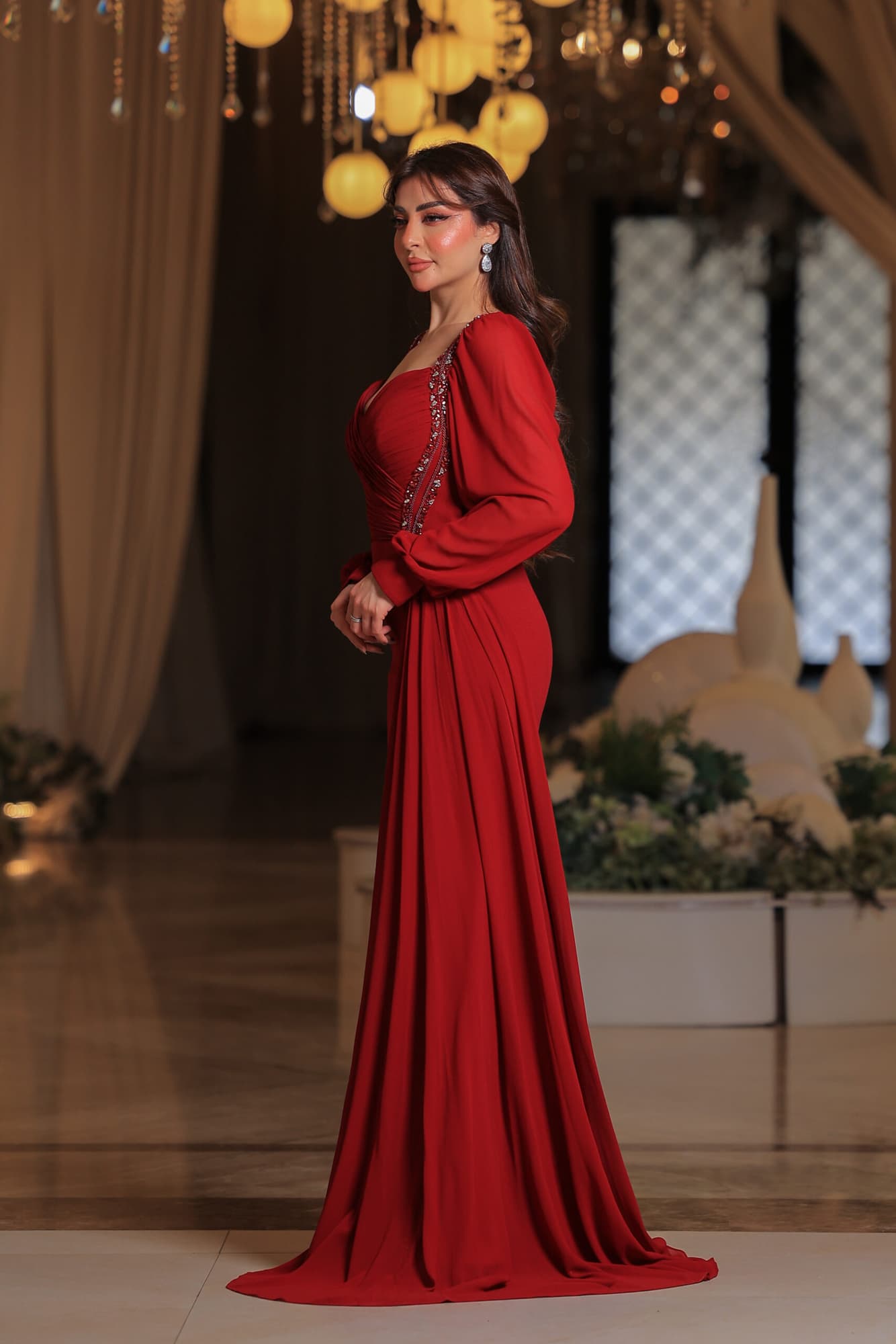 فستان سهره فاخر بلون أحمر يخطف الأنظار بتصميم أنثوي أنيق