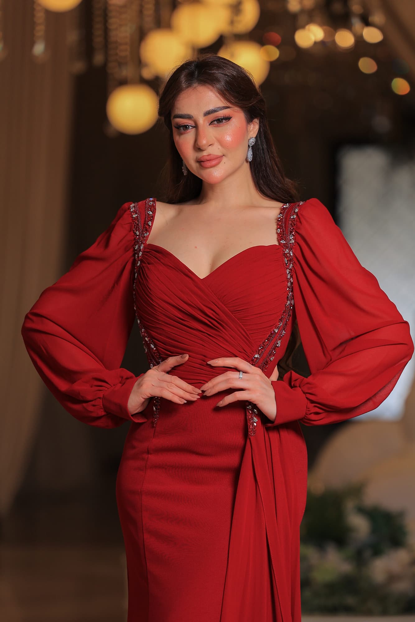 فستان سهره فاخر بلون أحمر يخطف الأنظار بتصميم أنثوي أنيق