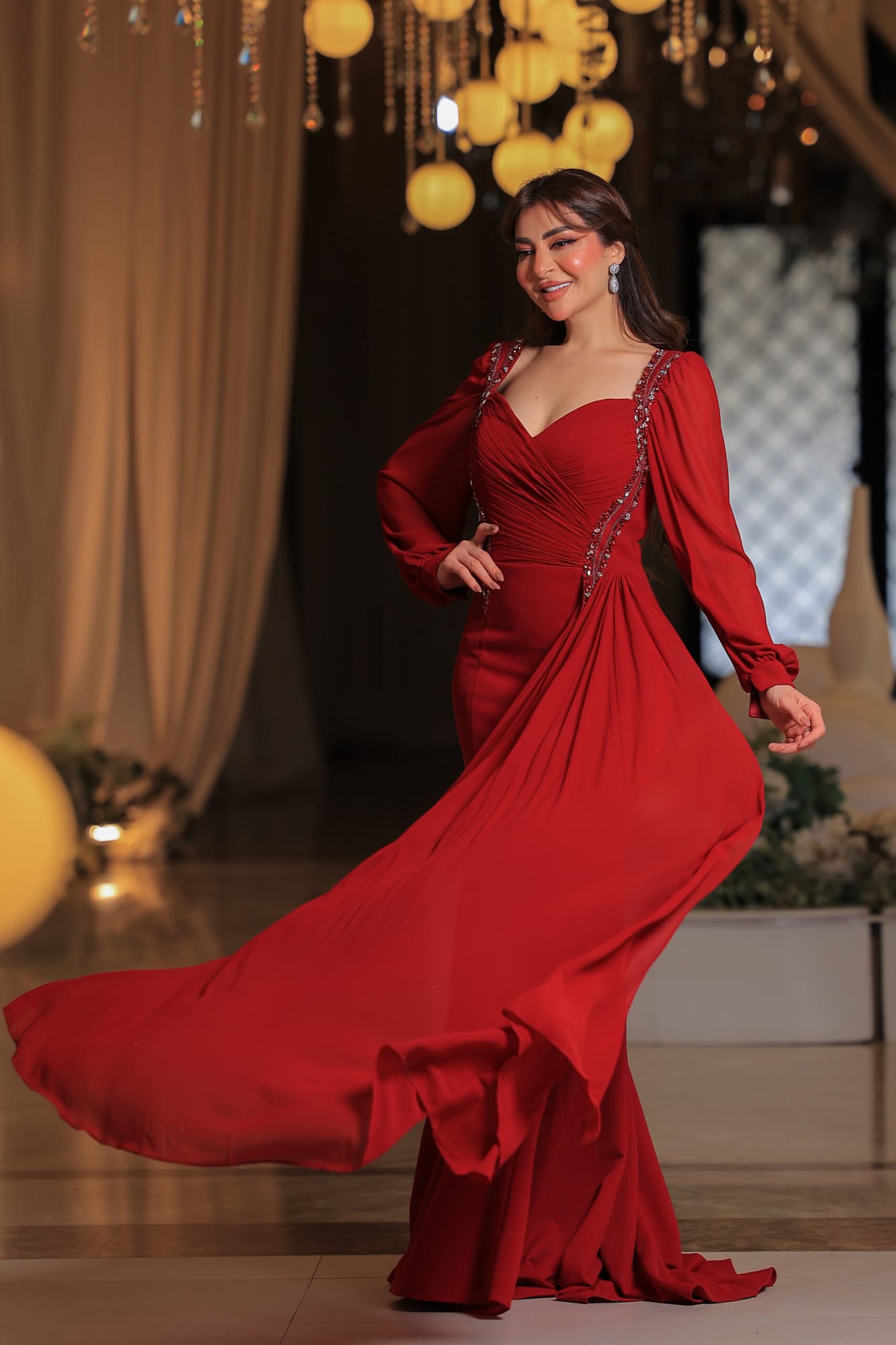 فستان سهره فاخر بلون أحمر يخطف الأنظار بتصميم أنثوي أنيق