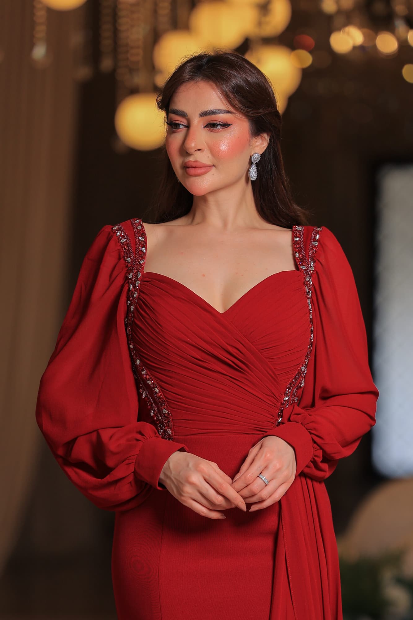 فستان سهره فاخر بلون أحمر يخطف الأنظار بتصميم أنثوي أنيق