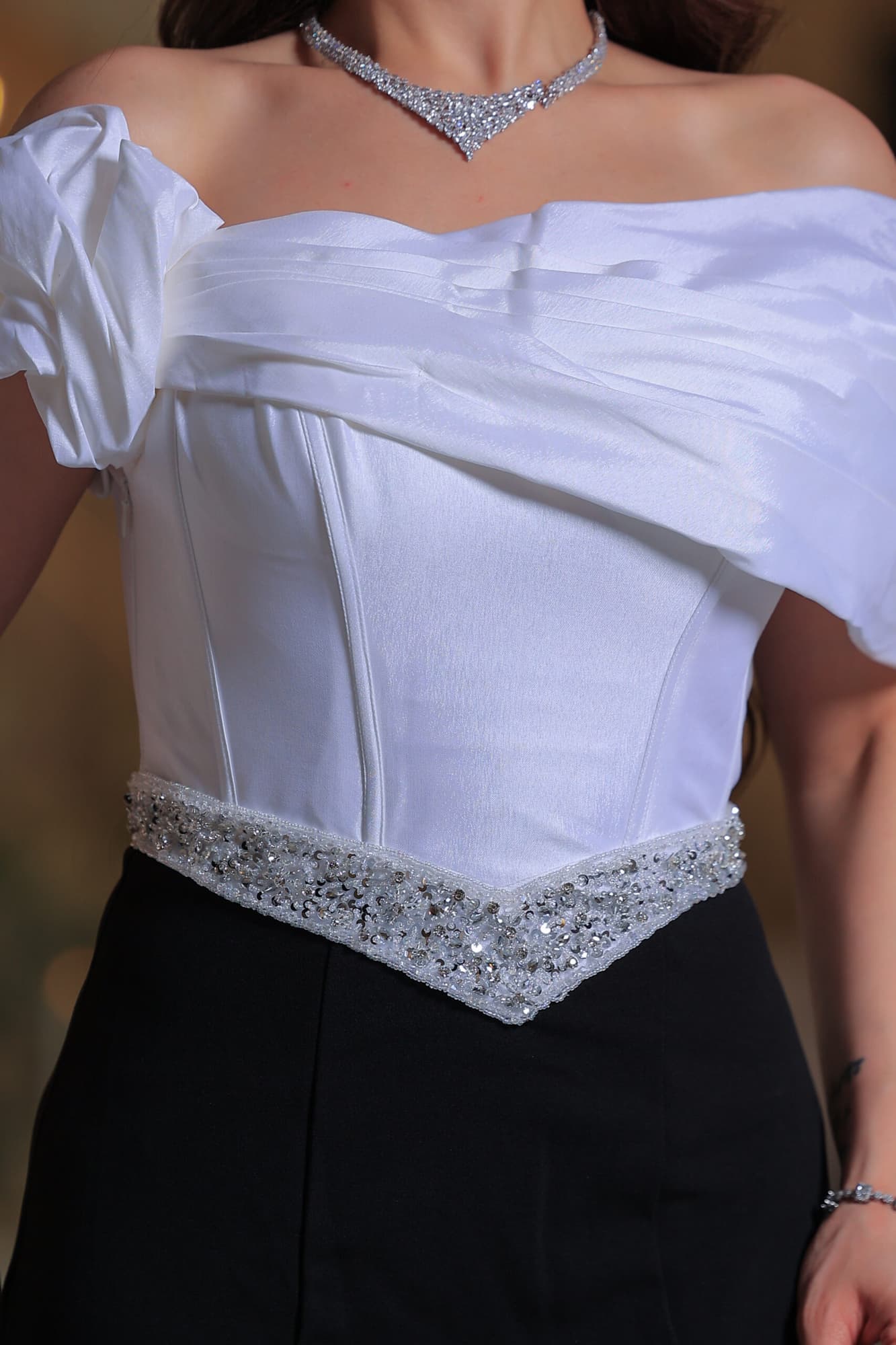 فستان سهرة يجمع بين رقي الأبيض وفخامة الأسود في إطلالة ساحرة تخطف الأنظار اسود