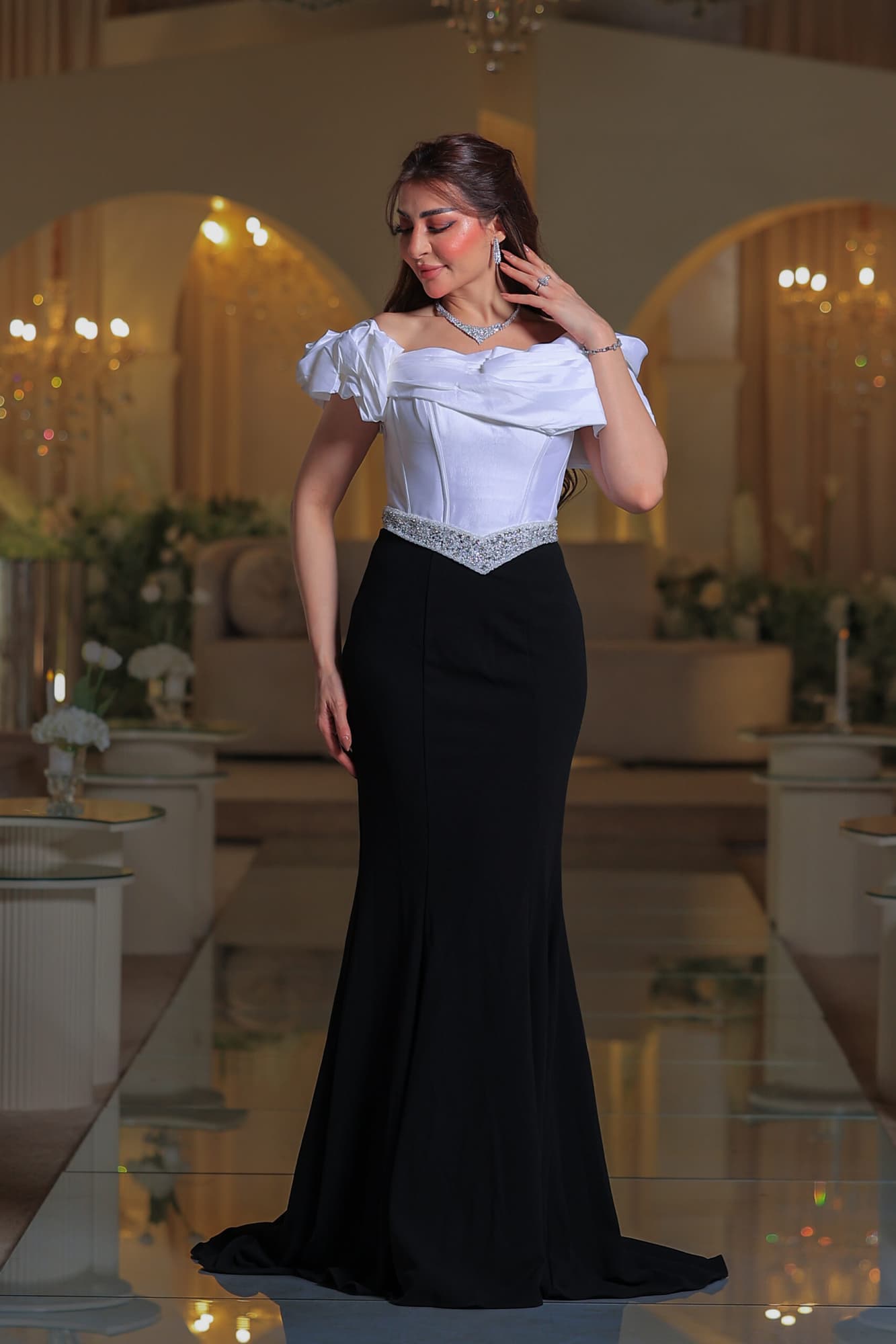 فستان سهرة يجمع بين رقي الأبيض وفخامة الأسود في إطلالة ساحرة تخطف الأنظار