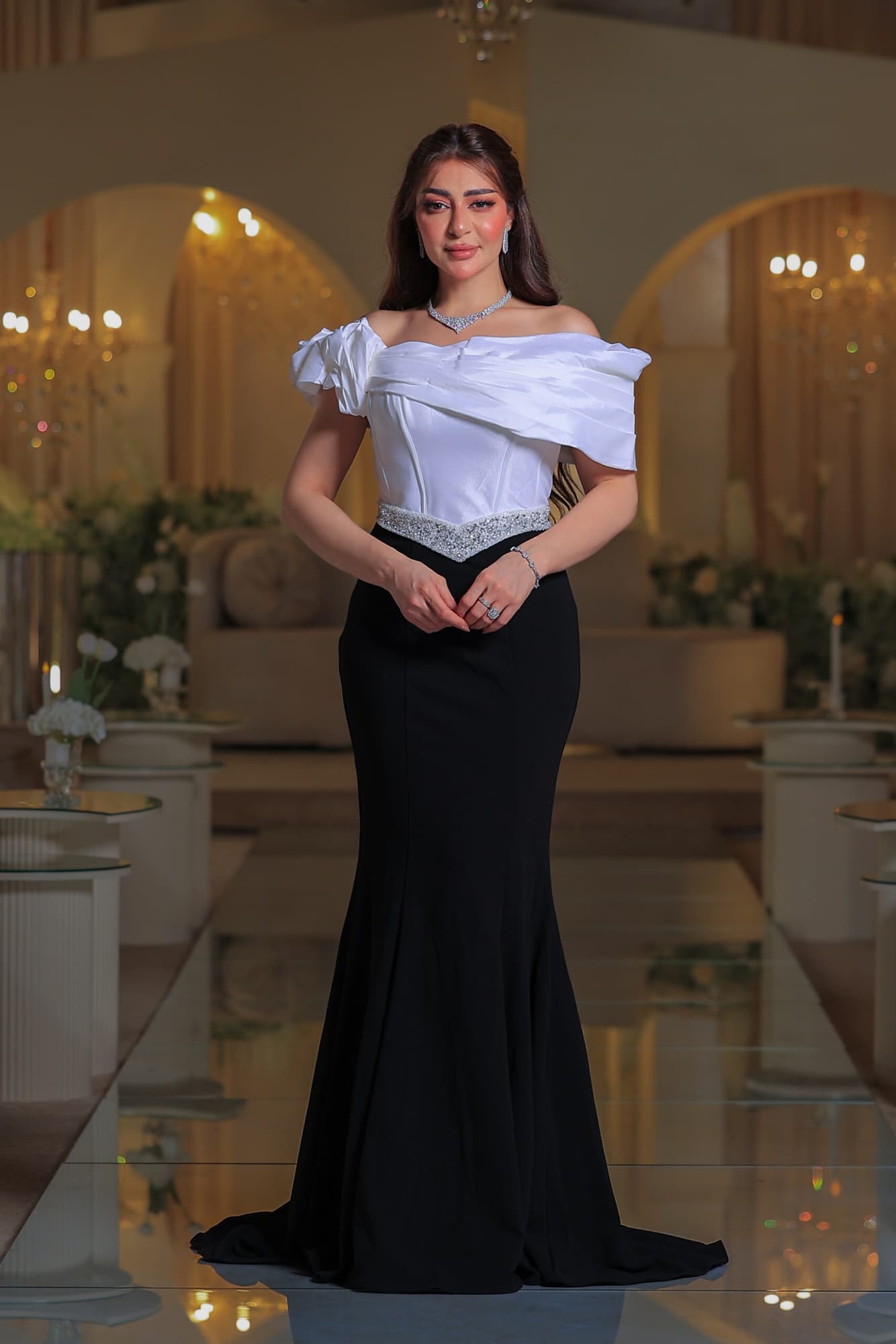 فستان سهرة يجمع بين رقي الأبيض وفخامة الأسود في إطلالة ساحرة تخطف الأنظار
